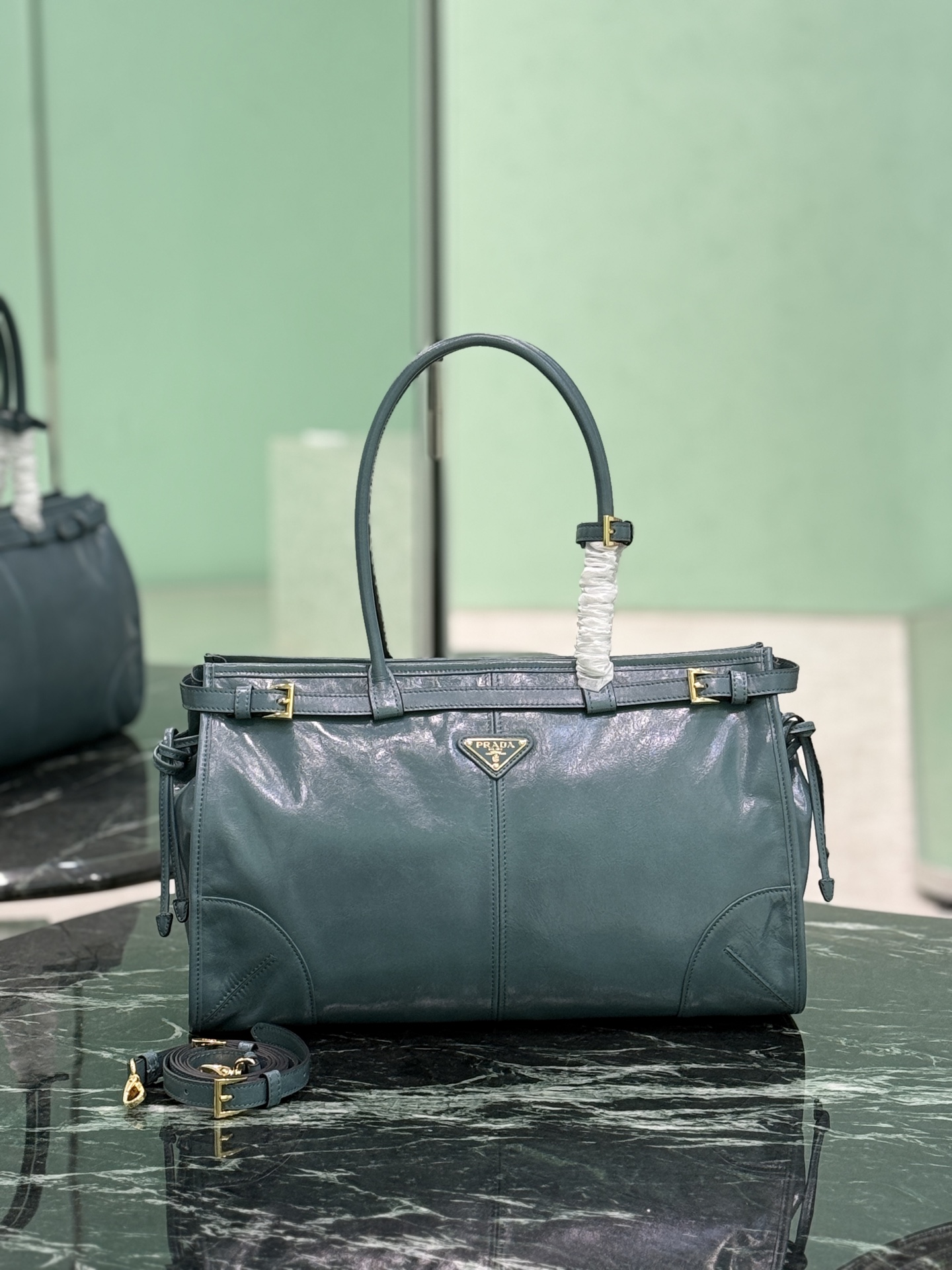 NO:211263,SoftLux Oil Waffle (Large) This handheld crossbody bag uses imported oil Waffle, the shiny color exudes a classical atmosphere, and is equipped with a long removable and adjustable shoulder strap, which is convenient for matching in different occasions, and has a very large capacity space. Size 38x height 30x bottom 12cm model number 1BA433, Prada [top original list], prada, satchels, crossbody bags19860909SoftLux油腊皮(大号) 这款手提斜挎包采用进口油腊皮,油亮的色泽散发出古典气息,配有一条可拆卸调节的长肩带,方便不同场合搭配,容量空间非常大. 尺寸长38x高30x底12cm 款号1BA433,普拉达【顶级原单】,prada,satchels,crossbody bags,Bag