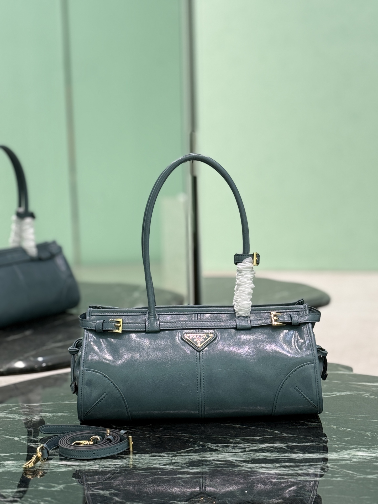 NO:211266,SoftLux Oil Waffle (Small) This handheld crossbody bag uses imported oil Waffle, the shiny color exudes a classical atmosphere, and is equipped with a long removable and adjustable shoulder strap, which is convenient for matching in different occasions. The capacity space is very large~ Size length 32x height 15.5x bottom 12cm Model number 1BA426, Prada [top original list], prada, satchels, crossbody bags19860909SoftLux油腊皮(小号) 这款手提斜挎包采用进口油腊皮,油亮的色泽散发出古典气息,配有一条可拆卸调节的长肩带,方便不同场合搭配,容量空间非常大～ 尺寸长32x高15.5x底12cm 款号1BA426,普拉达【顶级原单】,prada,satchels,crossbody bags,Bag