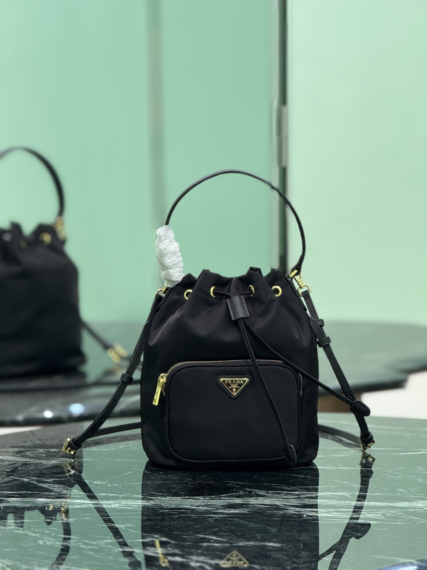 NO:211278,Nylon bucket bag This bag is made of imported nylon fabric, top-grade hardware, with adjustable shoulder straps, and portable/slanted straps are OK!  Lightweight, practical and stylish, with huge capacity!  Size length 18x height 23 bottom × 12cm Model number 1BH038, Prada [top original list], prada19860909尼龙水桶包 这款包身采用进口尼龙布料,顶级五金,配有可调节肩带,手提/斜跨都ok！轻便又实用又时尚,容量巨大！ 尺寸长18x高23底×12cm 款号1BH038,普拉达【顶级原单】,prada,Bag