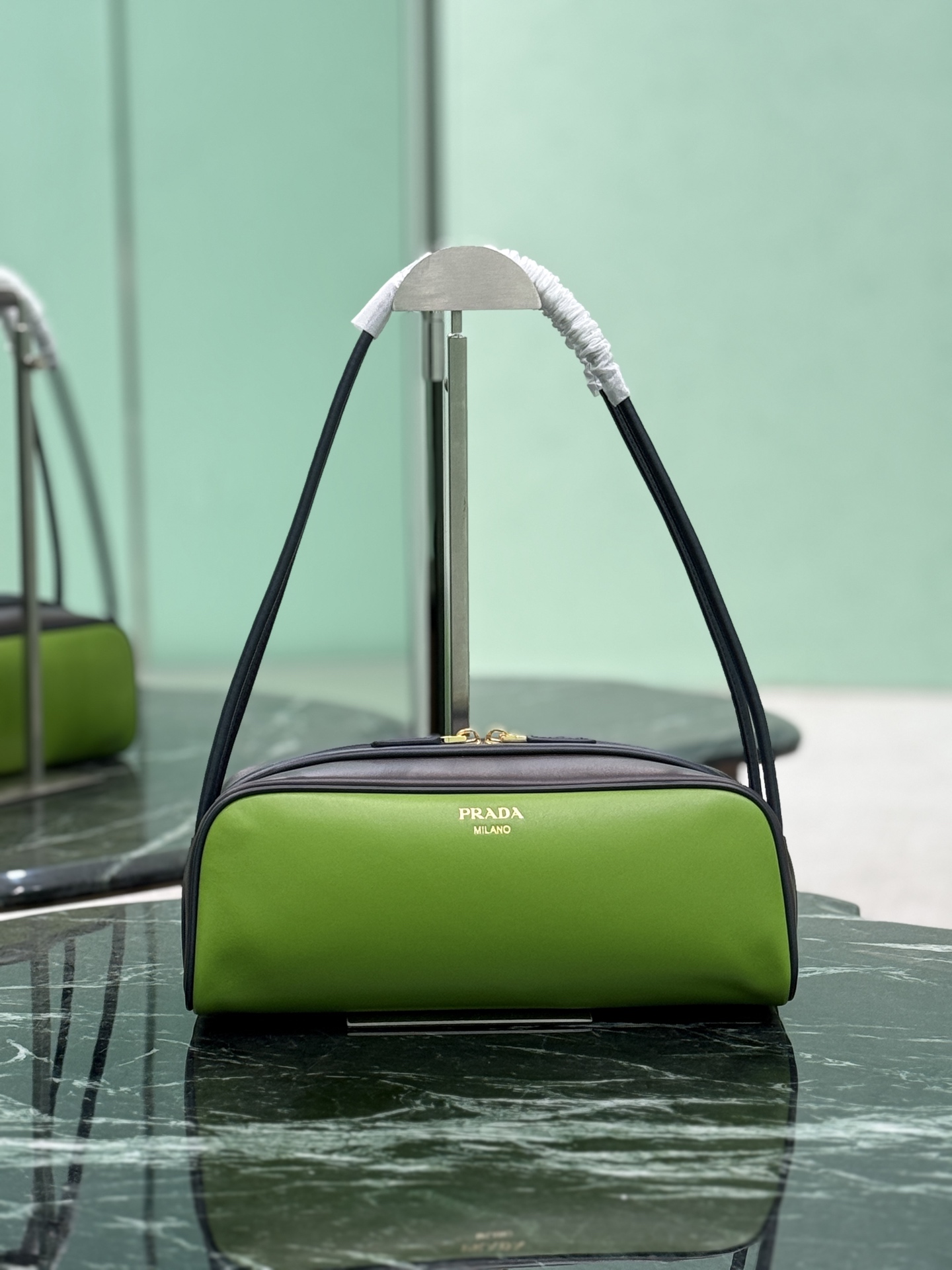 NO:211295,New Bowling This bowling bag cleverly combines classic and modern elements. It uses imported cowhide and imported sheepskin with inner matching. The bag has a contrasting color and edge design, which looks particularly fashionable. The zipper opening and closing design is more practical, and the letter emblem decoration is unique. The size is 28x height is 11.5cmx bottom is 10cm. Model number 1BC249, Prada [top original list], prada, cowhide, sheepskin19860909新款保龄球 这款保龄球包袋巧妙融合了经典与现代元素.采用进口牛皮和内配进口羊皮,袋口撞色包边设计,显得格外时尚,拉链开合设计更加实用,字母徽装饰独具特色. 尺寸长28x高11.5cmx底10cm 款号1BC249,普拉达【顶级原单】,prada,cowhide,sheepskin,Bag