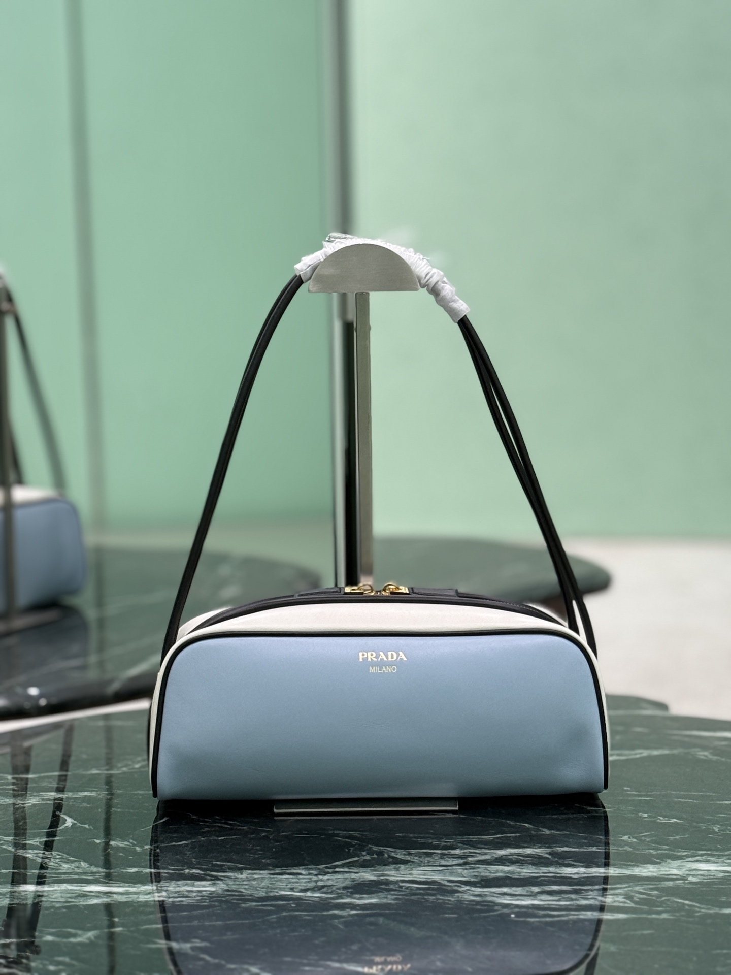 NO:211270,New Bowling This bowling bag cleverly combines classic and modern elements. It uses imported cowhide and imported sheepskin with inner matching. The bag has a contrasting color and edge design, which looks particularly fashionable. The zipper opening and closing design is more practical, and the letter emblem decoration is unique. The size is 28x height is 11.5cmx bottom is 10cm. Model number 1BC249, Prada [top original list], prada, cowhide, sheepskin19860909新款保龄球 这款保龄球包袋巧妙融合了经典与现代元素.采用进口牛皮和内配进口羊皮,袋口撞色包边设计,显得格外时尚,拉链开合设计更加实用,字母徽装饰独具特色. 尺寸长28x高11.5cmx底10cm 款号1BC249,普拉达【顶级原单】,prada,cowhide,sheepskin,Bag