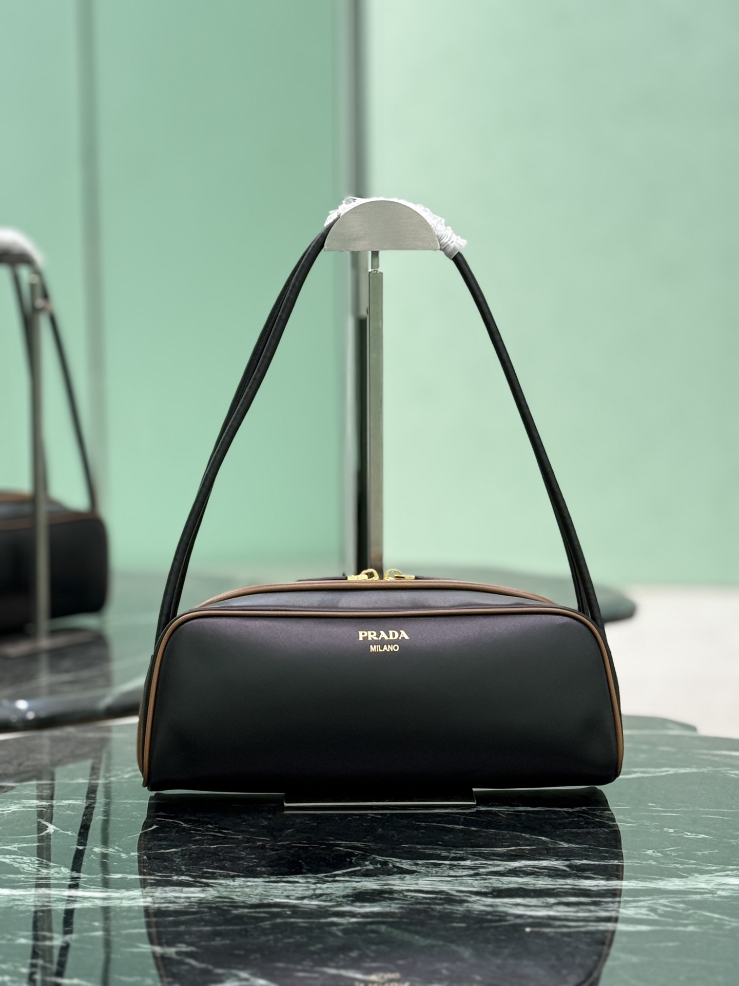 NO:211296,New Bowling This bowling bag cleverly combines classic and modern elements. It uses imported cowhide and imported sheepskin with inner matching. The bag has a contrasting color and edge design, which looks particularly fashionable. The zipper opening and closing design is more practical, and the letter emblem decoration is unique. The size is 28x height is 11.5cmx bottom is 10cm. Model number 1BC249, Prada [top original list], prada, cowhide, sheepskin19860909新款保龄球 这款保龄球包袋巧妙融合了经典与现代元素.采用进口牛皮和内配进口羊皮,袋口撞色包边设计,显得格外时尚,拉链开合设计更加实用,字母徽装饰独具特色. 尺寸长28x高11.5cmx底10cm 款号1BC249,普拉达【顶级原单】,prada,cowhide,sheepskin,Bag