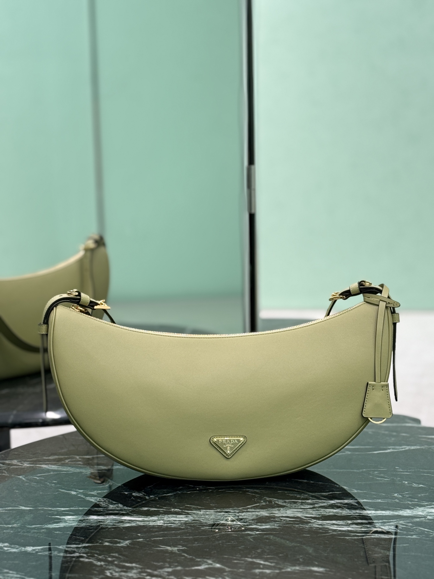 NO:688527,New armpit bag This leather handbag adopts a soft and lightweight design, reinterpreting the classic crescent shape. The graceful arc outlines the Oversize volume, making it a versatile accessory with ample space. The adjustable handle is easy to carry on the shoulder or cross-body. Exquisite and modern, with large space capacity. Dimensions: length 42x height 19.5x base 8.5cm. Style number 1BC255, Prada [top original order], prada, versace19860909新款腋下包 这款皮革手袋采用柔软轻盈的设计,焕新诠释经典新月版型.优美弧线勾勒Oversize体量,成就空间充裕的百搭配饰,可调节手提柄方便肩背或斜挎.精美现代,空间容量大. 尺寸长42x高19.5x底8.5cm 款号1BC255,普拉达【顶级原单】,prada,versace,Bag