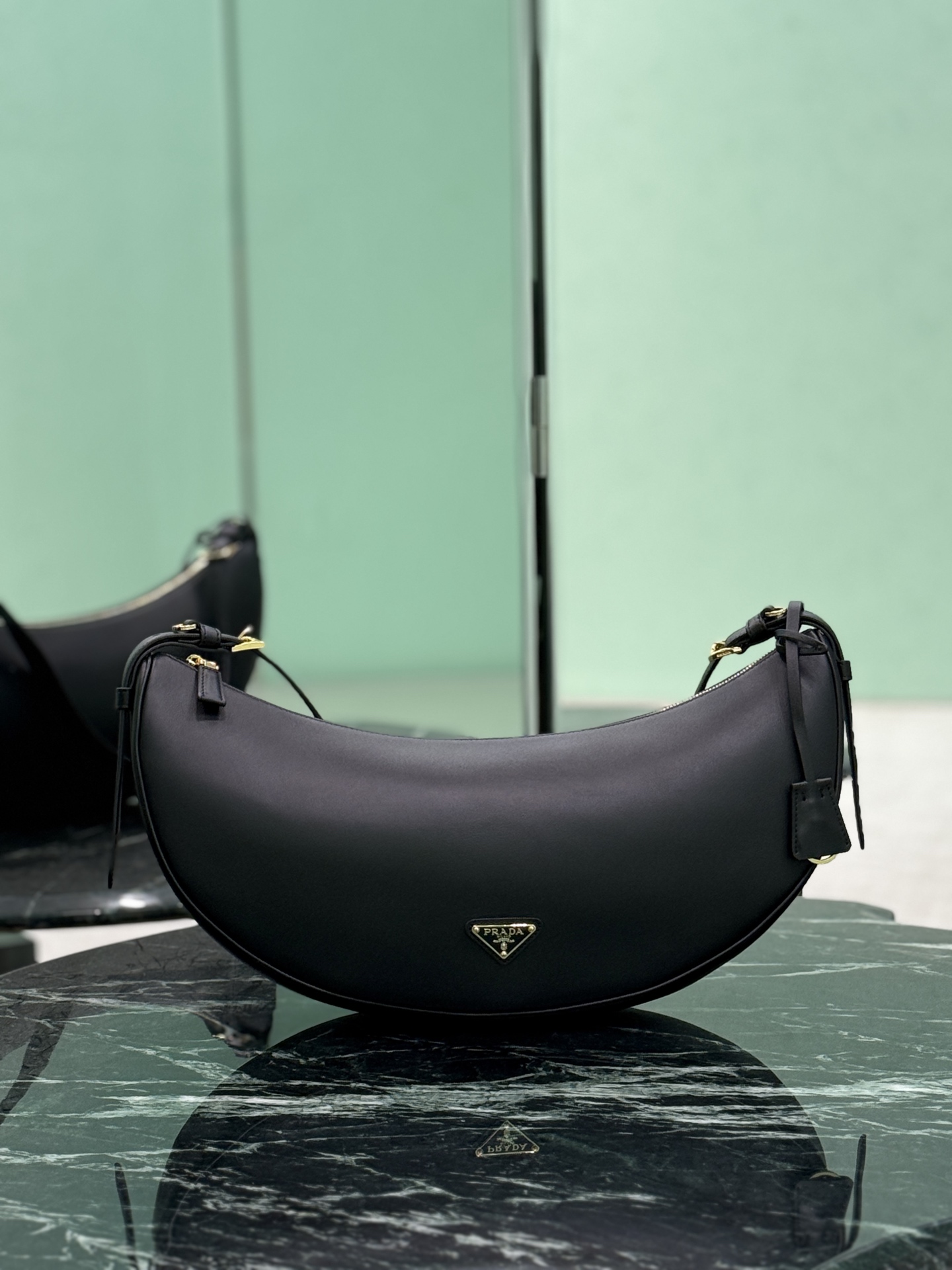 NO:688542,New armpit bag This leather handbag adopts a soft and lightweight design, reinterpreting the classic crescent shape. The graceful arc outlines the Oversize volume, making it a versatile accessory with ample space. The adjustable handle is easy to carry on the shoulder or cross-body. Exquisite and modern, with large space capacity. Dimensions: length 42x height 19.5x base 8.5cm. Style number 1BC255, Prada [top original order], prada, versace19860909新款腋下包 这款皮革手袋采用柔软轻盈的设计,焕新诠释经典新月版型.优美弧线勾勒Oversize体量,成就空间充裕的百搭配饰,可调节手提柄方便肩背或斜挎.精美现代,空间容量大. 尺寸长42x高19.5x底8.5cm 款号1BC255,普拉达【顶级原单】,prada,versace,Bag