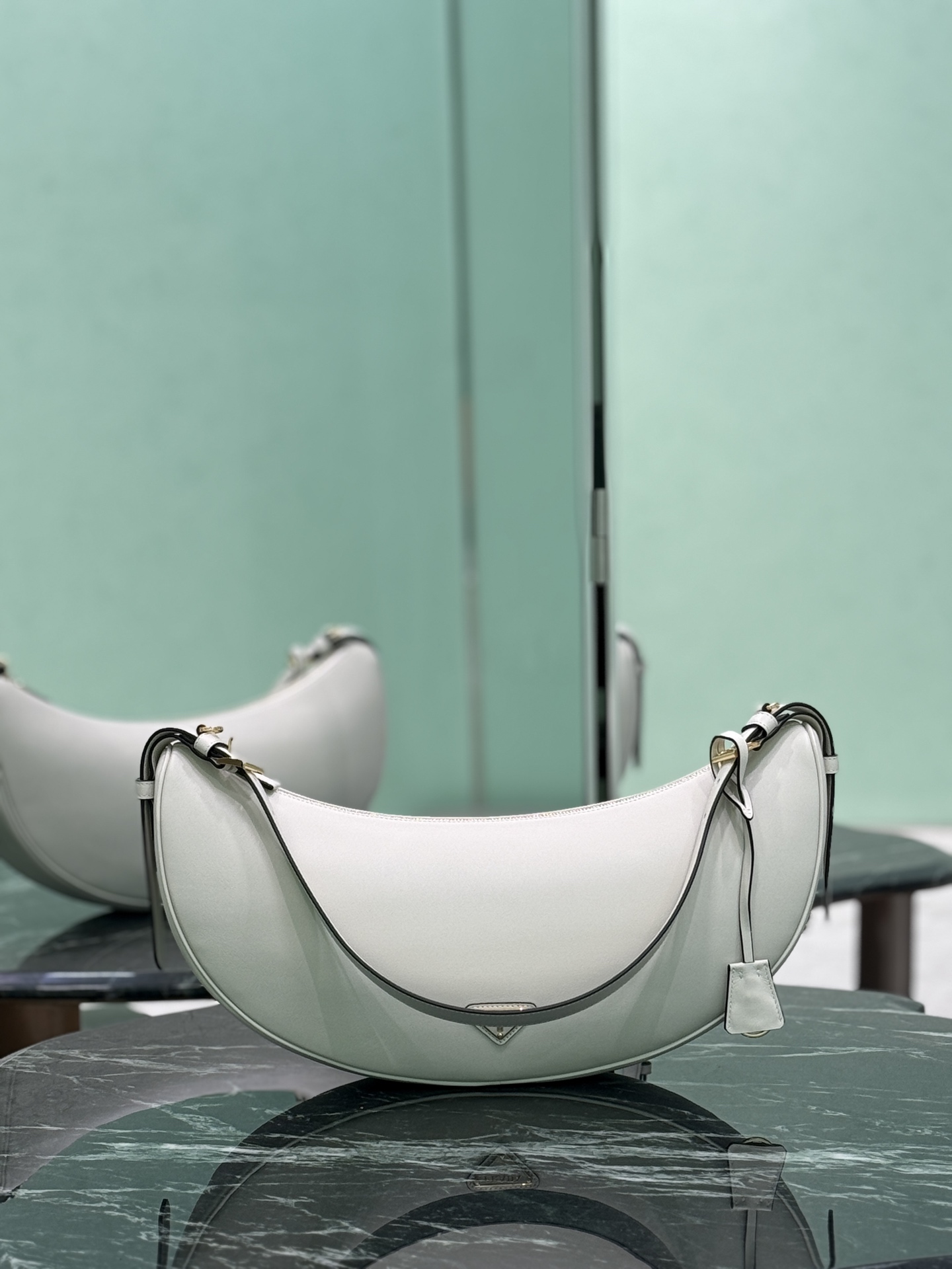 NO:688561,New armpit bag This leather handbag adopts a soft and lightweight design, reinterpreting the classic crescent shape. The graceful arc outlines the Oversize volume, making it a versatile accessory with ample space. The adjustable handle is easy to carry on the shoulder or cross-body. Exquisite and modern, with large space capacity. Dimensions: length 42x height 19.5x base 8.5cm. Style number 1BC255, Prada [top original order], prada, versace19860909新款腋下包 这款皮革手袋采用柔软轻盈的设计,焕新诠释经典新月版型.优美弧线勾勒Oversize体量,成就空间充裕的百搭配饰,可调节手提柄方便肩背或斜挎.精美现代,空间容量大. 尺寸长42x高19.5x底8.5cm 款号1BC255,普拉达【顶级原单】,prada,versace,Bag