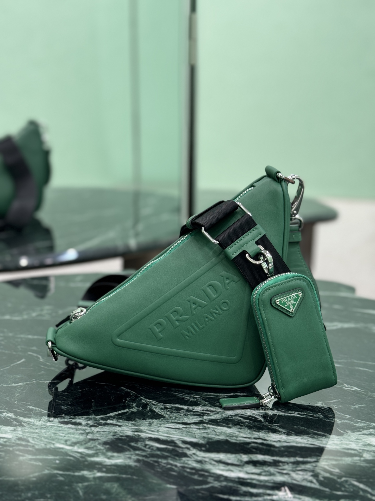 NO:391285,Prada calfskin triangular bag adopts imported calfskin, soft and delicate feel, minimalist style design, embossed micro mark on the front, classic triangle enamel micro mark on the side, unique and bold and avant-garde style, functional and modern fashion style details are perfectly comparable to ZG, a must-have item for trendy people. Size 26×14×12cm Model number 1BH190, Prada [top original list], prada, prada, cowhide19860909Prada小牛皮三角包 采用进口小牛皮,柔软细腻手感超赞,极简主义风格设计,正面同色压花微标,侧面经典三角搪瓷微标点缀,风格独特大胆前卫,兼具功能性和现代时尚风格细节完美媲美ZG,潮人必备单品. 尺寸26×14×12cm 款号1BH190,普拉达【顶级原单】,prada,prada,cowhide,Bag