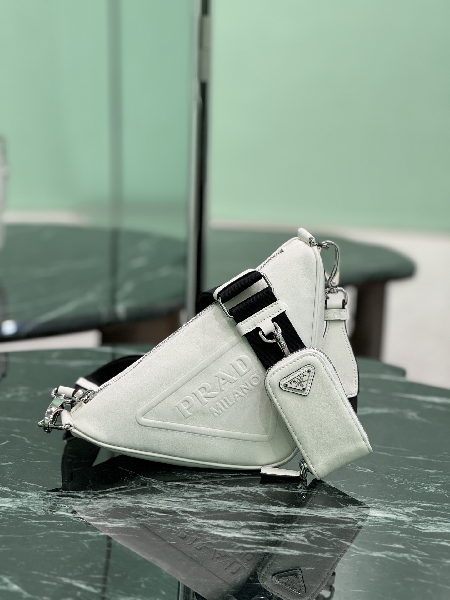 NO:391298,Prada calfskin triangular bag adopts imported calfskin, soft and delicate feel, minimalist style design, embossed micro mark on the front, classic triangle enamel micro mark on the side, unique and bold and avant-garde style, functional and modern fashion style details are perfectly comparable to ZG, a must-have item for trendy people. Size 26×14×12cm Model number 1BH190, Prada [top original list], prada, prada, cowhide19860909Prada小牛皮三角包 采用进口小牛皮,柔软细腻手感超赞,极简主义风格设计,正面同色压花微标,侧面经典三角搪瓷微标点缀,风格独特大胆前卫,兼具功能性和现代时尚风格细节完美媲美ZG,潮人必备单品. 尺寸26×14×12cm 款号1BH190,普拉达【顶级原单】,prada,prada,cowhide,Bag