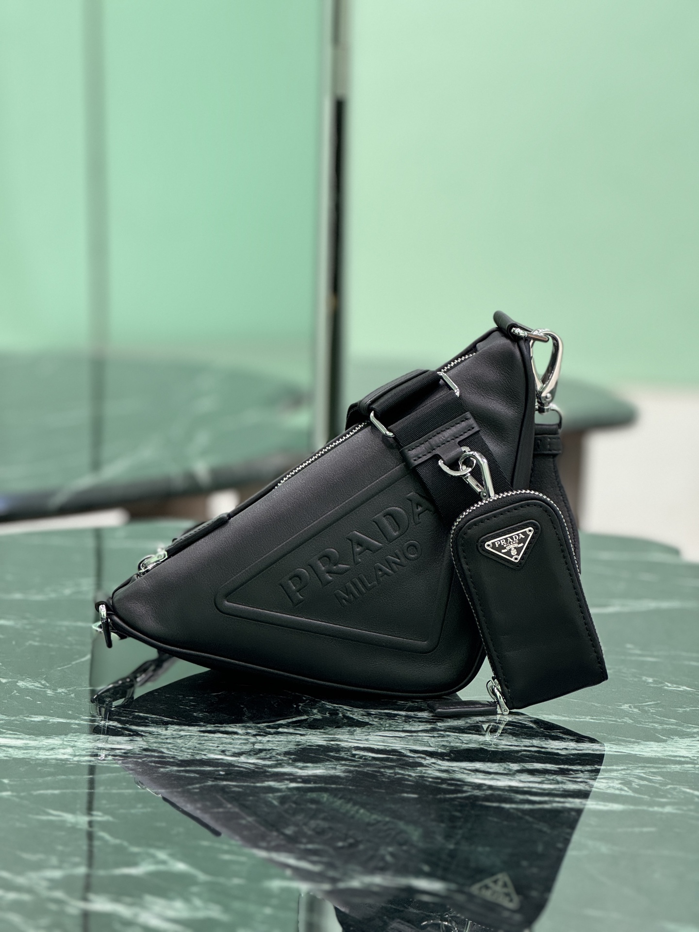 NO:391310,Prada calfskin triangle bag adopts imported calfskin, soft and delicate feel, minimalist style design, embossed micro mark on the front, classic triangle enamel micro mark on the side, unique and bold and avant-garde style, functional and modern fashion style details are perfectly comparable to ZG, a must-have item for trendy people. Size 26×14×12cm Model number 1BH190, Prada [top original list], prada, prada, cowhide19860909Prada小牛皮三角包 采用进口小牛皮,柔软细腻手感超赞,极简主义风格设计,正面同色压花微标,侧面经典三角搪瓷微标点缀,风格独特大胆前卫,兼具功能性和现代时尚风格细节完美媲美ZG,潮人必备单品. 尺寸26×14×12cm 款号1BH190,普拉达【顶级原单】,prada,prada,cowhide,Bag