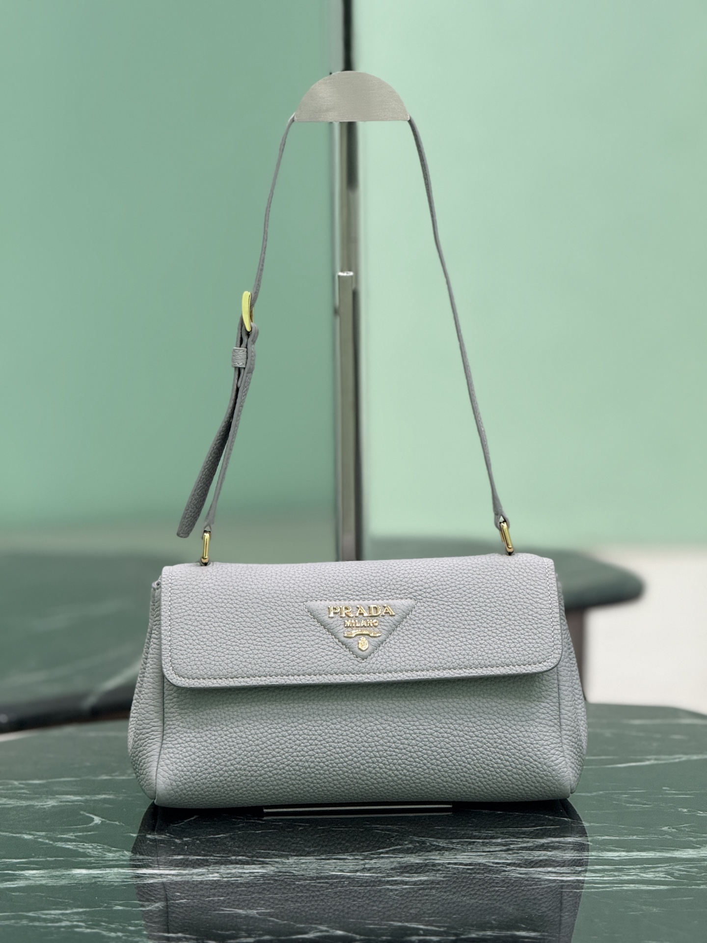 NO:688576,Flap shoulder bag This shoulder bag is exquisite in shape yet functional, timeless and versatile. The grain leather material and hand-made details create a solid and high-quality quality. It is equipped with an adjustable shoulder strap, embellished with metal marks, a magnetic buckle opening and closing flap, and a large capacity. Dimensions: length 26x height 14x bottom 9.5cm. Style number 1BN022, Prada [top original], prada, shoulder bags19860909翻盖单肩包 这款单肩包造型精致而不失实用功能,隽永百搭.粒面皮革材质与手作细节共筑坚实精良品质,配以可调节肩带,点缀金属唛头,磁扣开合翻盖,容量空间大. 尺寸长26x高14x底9.5cm 款号1BN022,普拉达【顶级原单】,prada,shoulder bags,Bag