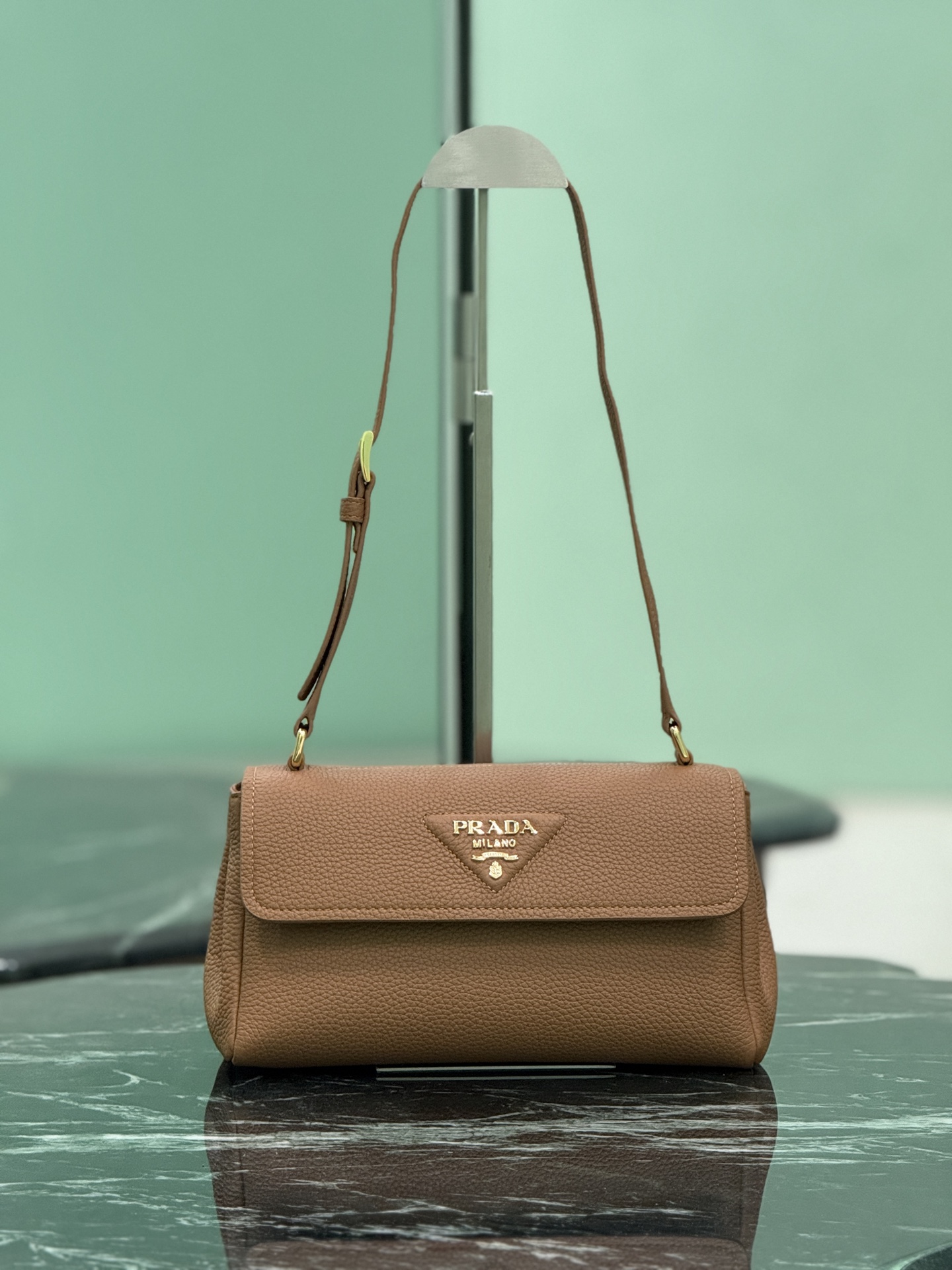 NO:688538,Flap shoulder bag This shoulder bag is exquisite in shape yet functional, timeless and versatile. The grain leather material and hand-made details create a solid and high-quality quality. It is equipped with an adjustable shoulder strap, embellished with metal marks, a magnetic buckle opening and closing flap, and a large capacity. Dimensions: length 26x height 14x bottom 9.5cm. Style number 1BN022, Prada [top original], prada, shoulder bags19860909翻盖单肩包 这款单肩包造型精致而不失实用功能,隽永百搭.粒面皮革材质与手作细节共筑坚实精良品质,配以可调节肩带,点缀金属唛头,磁扣开合翻盖,容量空间大. 尺寸长26x高14x底9.5cm 款号1BN022,普拉达【顶级原单】,prada,shoulder bags,Bag