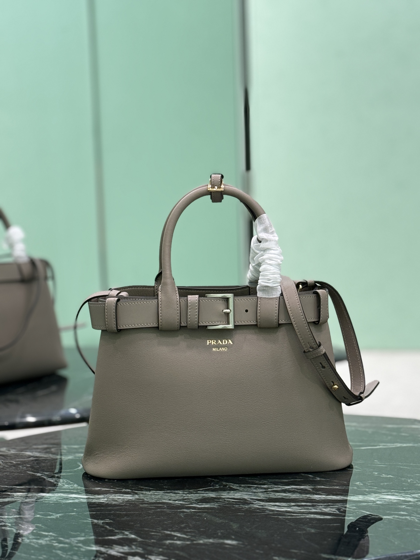 NO:688518,Drawstring handbag (small size) The new DoubleBag shopping bag Double series imported cowhide, with full sheepskin interior, elegant and simple bag design with printed letter logo on the front, adjustable shoulder strap with logo, three built-in compartments, middle inner pocket, and the unique design of the large leather belt shows vitality!  Size 32︸23︸11CM Style number 1BA434, Prada [top original order], prada, cowhide, sheepskin19860909束带手提包(小号) 全新DoubleBag购物袋Double系列进口牛皮,内里配全羊皮,优雅简洁的包身设计正面印花字母logo,标识手提肩带可调节长短,内置三个隔层,中间内袋,大皮革腰带的独特设计尽显活力！ 尺寸32Ｘ23Ｘ11CM 款号1BA434,普拉达【顶级原单】,prada,cowhide,sheepskin,Bag