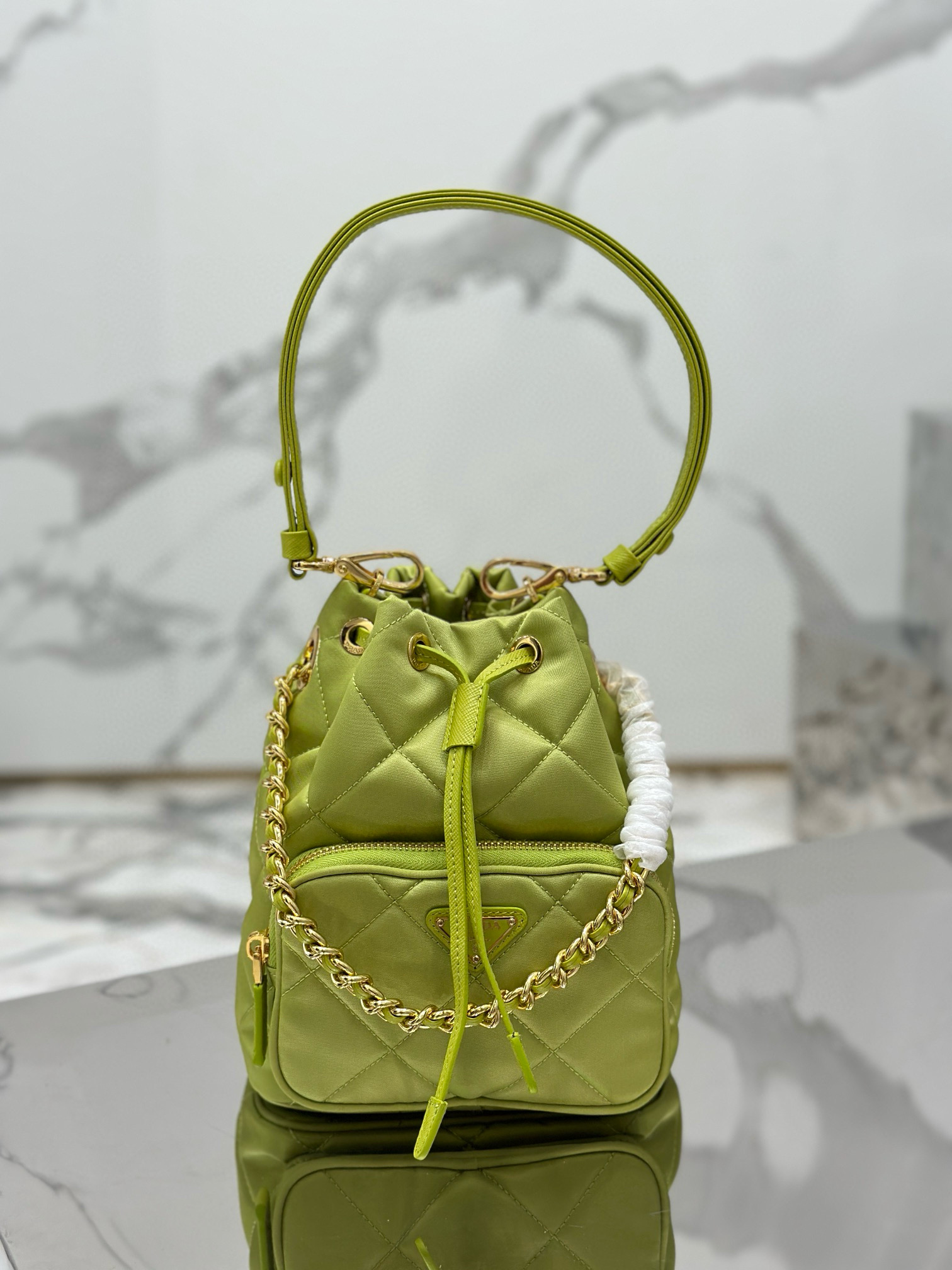 NO:391356,Diamond bucket bag The versatile Re-Nylon recycled nylon shoulder bag presents a lined and inter-surface design. Complex handmade diamond car line drawing is equipped with 2 removable iron chains and adjustable long shoulder straps. One bag and three-purpose, shoulder straps/carrying/slide, large capacity and beautiful and practical. Size length 22.5xheight 17.5xbottom 12cm model number 1BH038, Prada [top original list], prada, shoulder bags, cowhide19860909菱格水桶包 百搭的Re-Nylon再生尼龙单肩包呈现加衬与间面线设计.复杂手工菱格车线图亲了案,配有2条可拆卸铁琏和可调节长肩带牛皮,一包三用,可肩带/手提/斜跨,容量大好看又实用. 尺寸长22.5x高17.5x底12cm 款号1BH038,普拉达【顶级原单】,prada,shoulder bags,cowhide,Bag