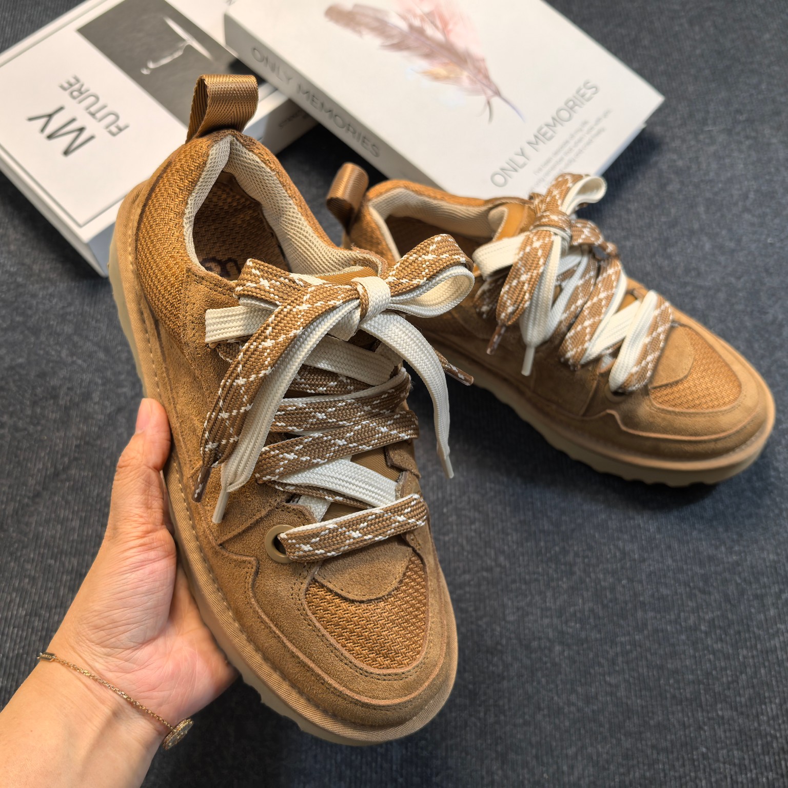 UGG2025 nuevos zapatos casual Mel de corte bajo. La parte superior está confeccionada en piel serraje vacuno y tejido. …