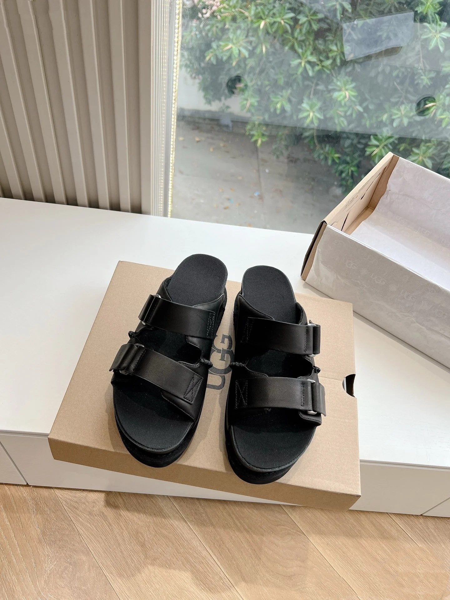 Zapatillas UGG Venus de suela gruesa para la siembra de verano. Parte superior de ante, correas superiores ajustables y…