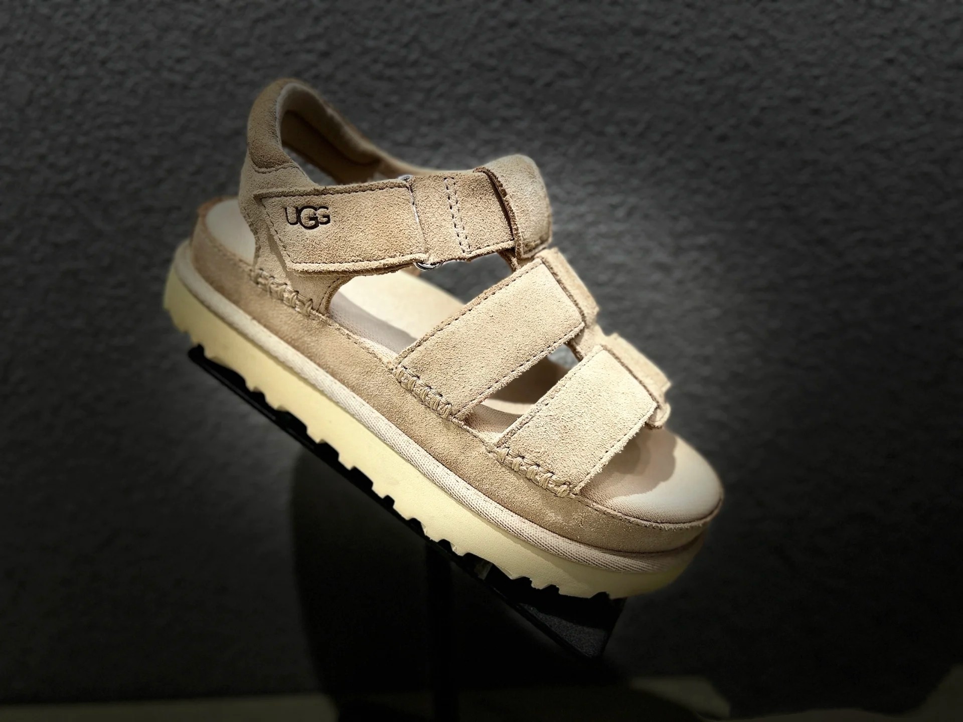 NO:409119,UGG classic Roman Venus sandals are here, and you have to buy a sandal when you buy it. The weather is getting hotter and hotter, and it is still comfortable to go out for a trip. This time, you can't do it anymore. Both faces are very good. The ox back fleece material is comfortable and breathable, and the texture is full. EVA outsole, heel height is 4.5 cm, wear-resistant, light and comfortable on the feet, making the feet small, and become longer in seconds. Size 35-40, sandals, sandals19860909UGG经典罗马金星凉鞋来咯,剁手都要买一款凉鞋,天气越来越热了出门踏青还得是凉鞋舒服呀,这回不下手不行了,2个颜都很好搭配 牛反绒材质,鞋面舒适透气,质感满载 EVA外底,跟高4.5㎝,抓地耐磨,上脚轻盈舒适,显脚小,秒变大长腿 尺码35-40,凉鞋,sandals,Women's Shoes