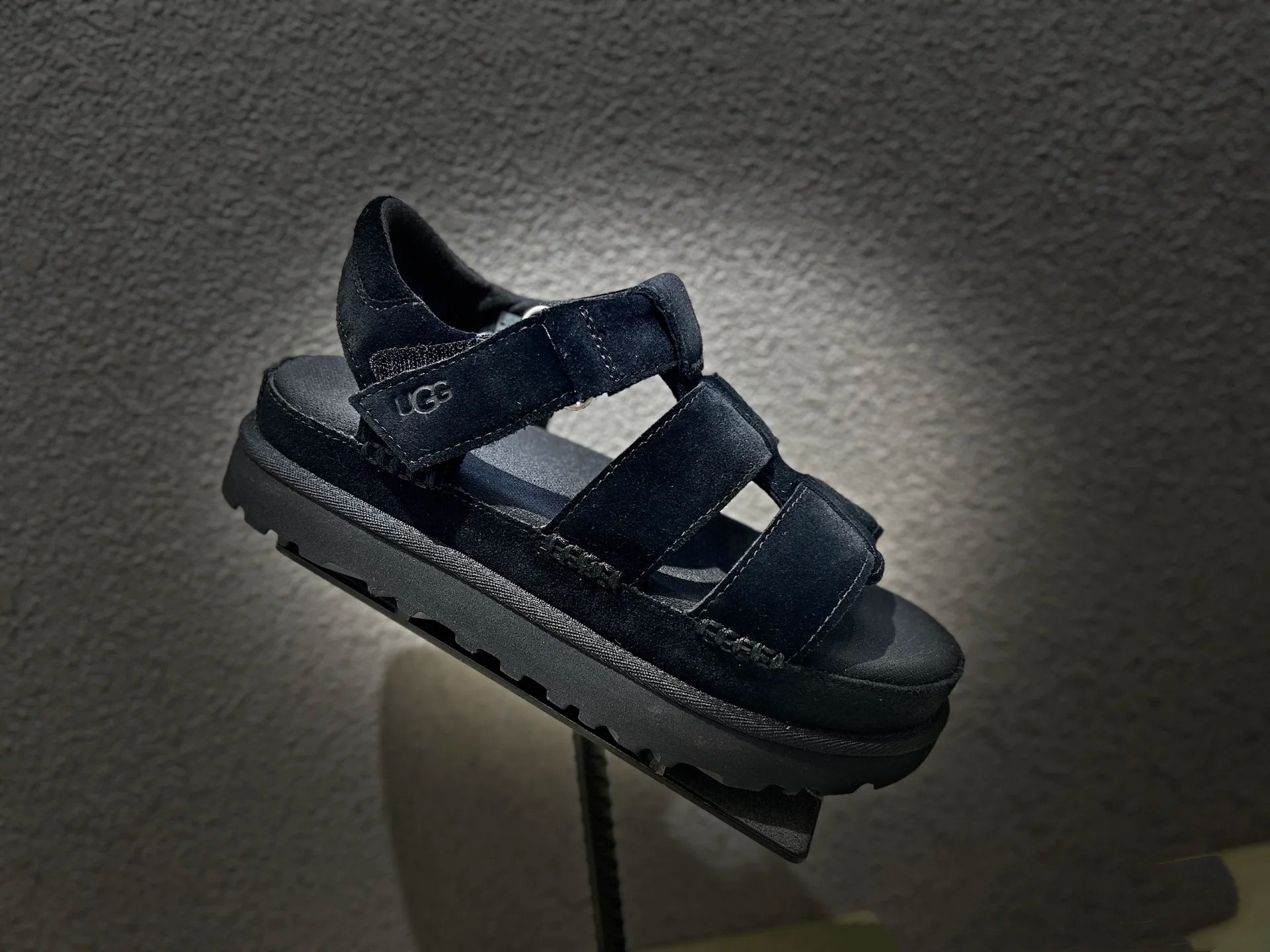 NO:409120,UGG classic Roman Venus sandals are here, and you have to buy a sandal when you buy it. The weather is getting hotter and hotter, and it is still comfortable to go out for a trip. This time, you can't do it. Both colors are very good. The 2 colors are made of ox-reverse velvet material, the upper is comfortable and breathable, and the texture is full. EVA outsole, heel height is 4.5 cm, wear-resistant, light and comfortable on the feet, making the feet small, and become longer in seconds. Size 35-40, sandals, sandals19860909UGG经典罗马金星凉鞋来咯,剁手都要买一款凉鞋,天气越来越热了出门踏青还得是凉鞋舒服呀,这回不下手不行了,2个颜色都很好搭配 牛反绒材质,鞋面舒适透气,质感满载 EVA外底,跟高4.5㎝,抓地耐磨,上脚轻盈舒适,显脚小,秒变大长腿 尺码35-40,凉鞋,sandals,Women's Shoes