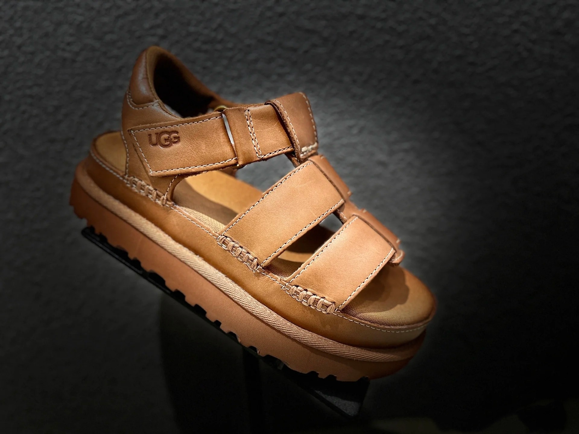 NO:409122,UGG classic Roman Venus sandals are here, and you have to buy a sandal when you buy it. The weather is getting hotter and hotter, and it is still comfortable to go out for a trip. This time, you can't do it. Both colors are very good. Niu Shaved leather material, the upper is comfortable and breathable, and the texture is full. EVA outsole, heel height is 4.5㎝, wear-resistant, light and comfortable on the feet, making the feet smaller, and become longer in seconds. Size 35-40, sandals, sandals19860909UGG经典罗马金星凉鞋来咯,剁手都要买一款凉鞋,天气越来越热了出门踏青还得是凉鞋舒服呀,这回不下手不行了,2个颜色都很好搭配 牛刨层革材质,鞋面舒适透气,质感满载 EVA外底,跟高4.5㎝,抓地耐磨,上脚轻盈舒适,显脚小,秒变大长腿 尺码35-40,凉鞋,sandals,Women's Shoes