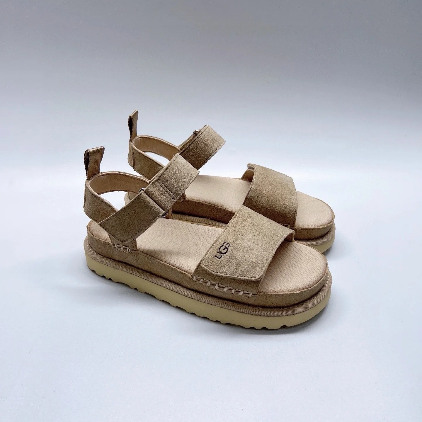 NO:409113,UGG Summer Venus Series Thick-soled Sandals, adjustable, strap Velcro design, adopts cow-layer leather EVA light wing outsole~comfortable breathable upper Full texture~comfortable lining soft and delicate touch Classic choice, easy to put on and take off light and flexible, comfortable feet!! Summer fashion items The best choice for comfort and fashion fashion girls close their eyes!!! Size 35-41, sandals, sandals19860909UGG夏季金星系列厚底凉鞋,可调式,束带魔术贴设计 采用牛剖层革EVA轻翼外底~舒适透气鞋面 质感满满~舒适里衬触感柔软细腻经典之选 自在穿脱轻盈灵活 脚感舒适!! 夏季时尚单品 舒适与时尚的不二之选fashion女孩闭眼冲!!! 尺码35-41,凉鞋,sandals,Women's Shoes