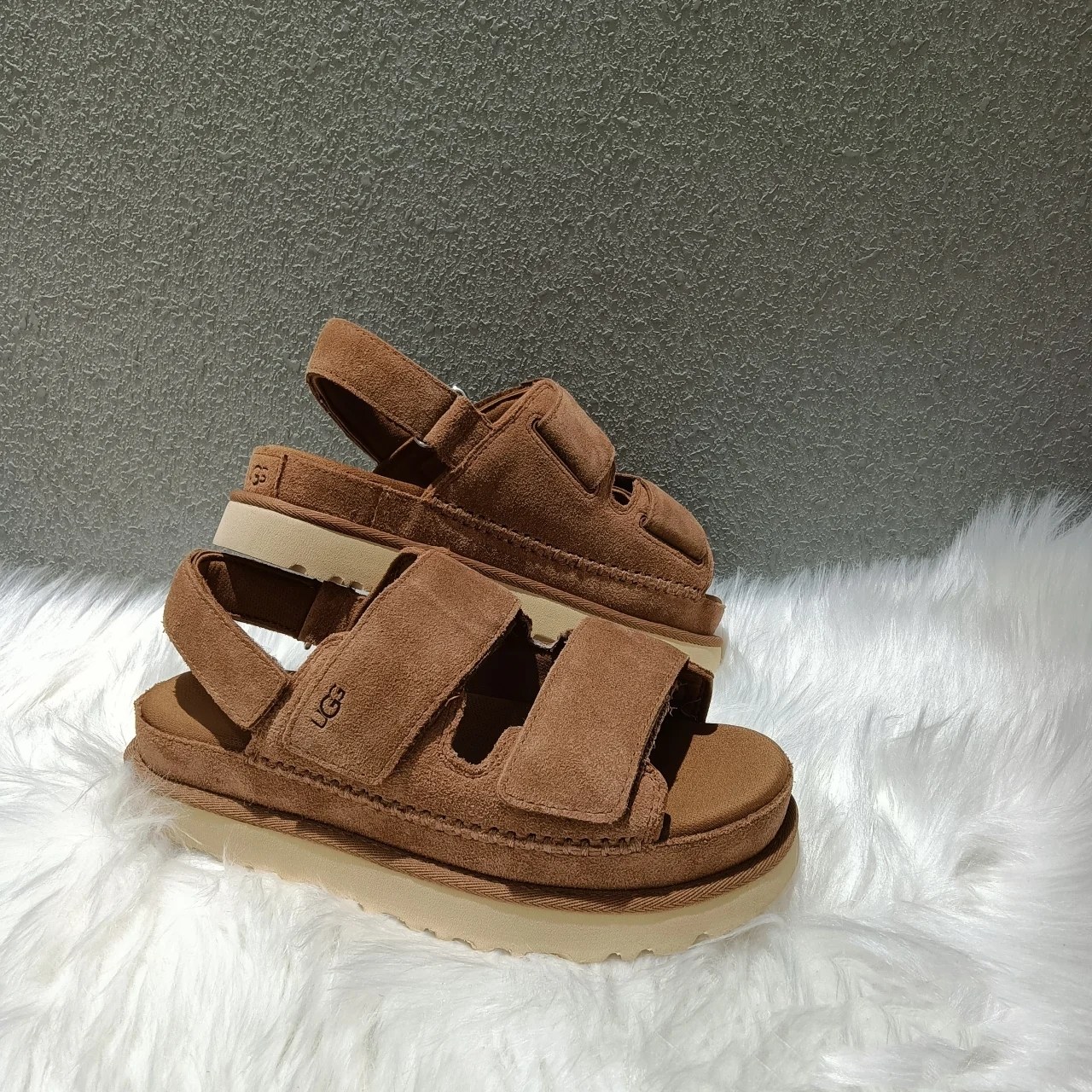 NO:252347,UGG Venus second generation upgrade is better to wear. Its design is simple and fashionable. Whether it is matched with skirts or trousers, it can be easily controlled and becomes your summer outfit highlight. Cow fur, adjustable ankle strap, Velcro buckle closure, adjustable upper strap 3㎝EVA outsole   2㎝ waterproofing platform, light and versatile size 35-41#, sandals, sandals, skirts19860909UGG金星第二代的升级更好穿 它的设计简约而不失时尚,无论是搭配裙装还是裤装,都能轻松驾驭,成为你的夏日穿搭亮点.牛翻毛皮 可调式脚踝束带,魔术贴搭扣封口,可调式鞋面束带 3㎝EVA大底 2㎝包水台,上脚轻盈,又百搭 码数35-41#,凉鞋,sandals,skirts,Women's Shoes