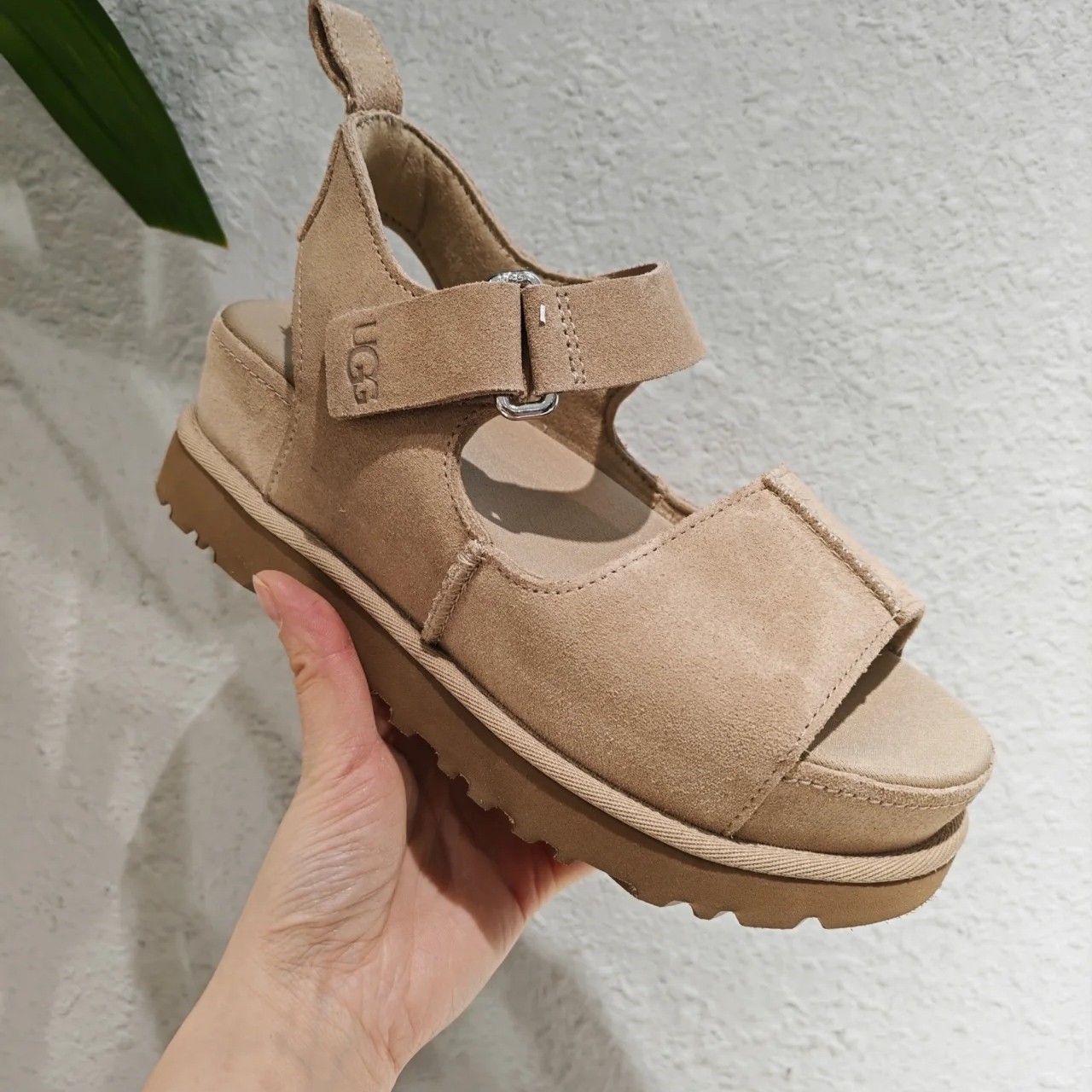 NO:252352,A very fashionable big hit model launched by the UGG brand has been launched. Classic recreation simple classic series. Heel height 6 cm eva thick sole. Fur upper, breathable and comfortable. Upper material. Venus sandals are usually made of high-quality leather or fabric uppers. They are skin-friendly and comfortable. They are suitable for long-term wear without tiring their feet. Lining design: Excellent breathability and adjustable ankle strap, suitable for a variety of feet. Recycled fiber fabric lining, using soft fabric lining, providing comfortable foot feeling and good breathability, which is widely loved. Size 35-41#, sandals, sandals19860909UGG 品牌推出的一款非常时髦的大爆款已经上市咯 经典再造简约经典系列 跟高6厘米eva厚底 翻毛皮鞋面,透气舒适 鞋面材料金星凉鞋通常采用优质的皮革或织物鞋面亲肤舒适,适合长时间穿着不累脚, 里衬设计: 透气性极佳调节式脚踝束带,适合多种脚型 再生纤维织物里衬,使用柔软的织物里衬,提供舒适的脚感和良好的透气性,受到广泛之喜爱 码数35-41#,凉鞋,sandals,Women's Shoes