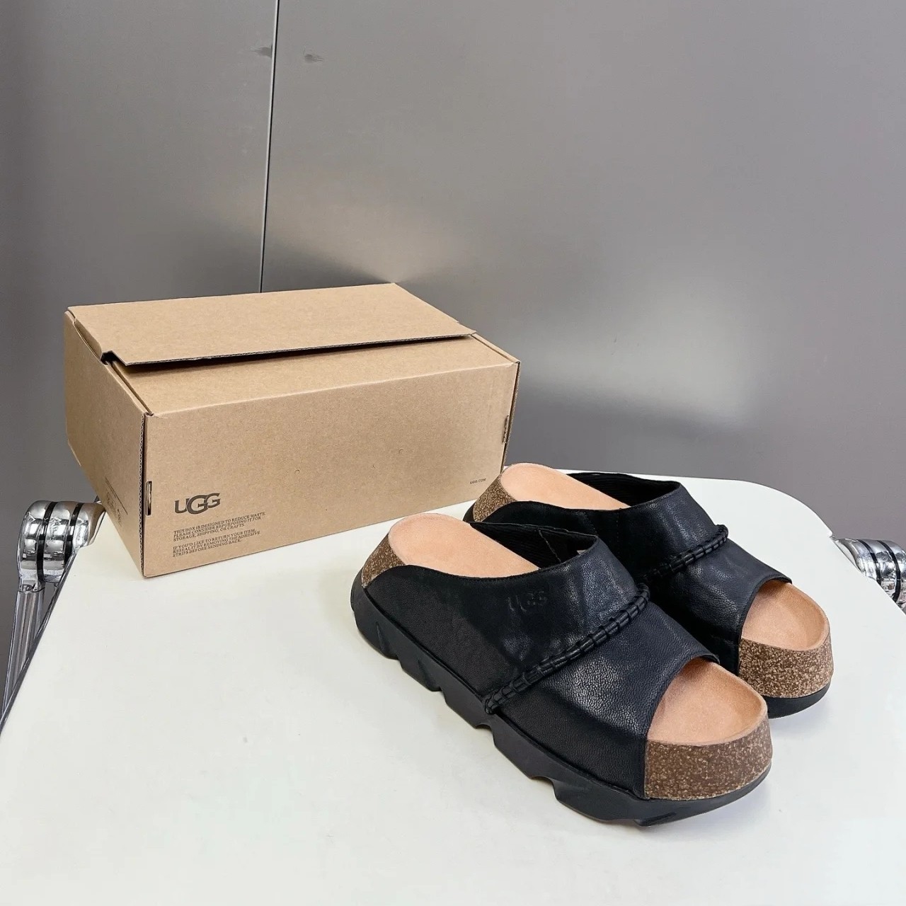 NO:409123,UGG limited edition Sunsikp Sansikp Sansikp Sansikp Sansikp Sansikp Mushrooms Create a full environmentally friendly atmosphere, black and white colors, the style is free to switch freely into the cool feeling and hot girls, as you like! 1 Environmental protection. Cork material comes from renewable resources, is non-toxic and harmless, and meets environmental protection requirements. 2 Comfort. Cork soles are soft and comfortable, providing good cushioning and support, reducing the pressure and fatigue of the soles. 3 Shock absorption. Cork has good shock absorption performance, effectively reducing the impact and vibration on the feet, and effectively protecting the health of the feet. 4 Breathability. Cork soles have good breathability, which helps keep the inside of the shoes dry and clean. Therefore, our handmade leather shoes, in order to better absorb sweat and remove moisture and improve breathability, will add cork layer to the shoes. Size 35-40, slippers, slippers19860909UGG限量款 Sunsikp桑斯吉普拖鞋Sunsikp桑斯吉普拖鞋 蘑菇打造 满满的环保气息黑白两个颜色,风格随意转换自由切入酷感和辣妹你想怎样就怎样! 1环保性.软木材料来源于可再生资源,无毒无害,符合环保要求. 2舒适性.软木鞋底柔软舒适,提供良好的缓冲和支撑,减轻脚底压力和疲劳. 3减震性.软木具有良好的吸震性能,有效减轻对脚部的冲击和震动,有效保护足部健康. 4透气性.软木鞋底具有良好的透气性,有助于保持鞋子内部干燥清洁. 所以我们的手工皮鞋,为了更好的吸汗排湿,提升透气性,会在鞋中添加软木层 尺码35-40,拖鞋,slippers,Women's Shoes