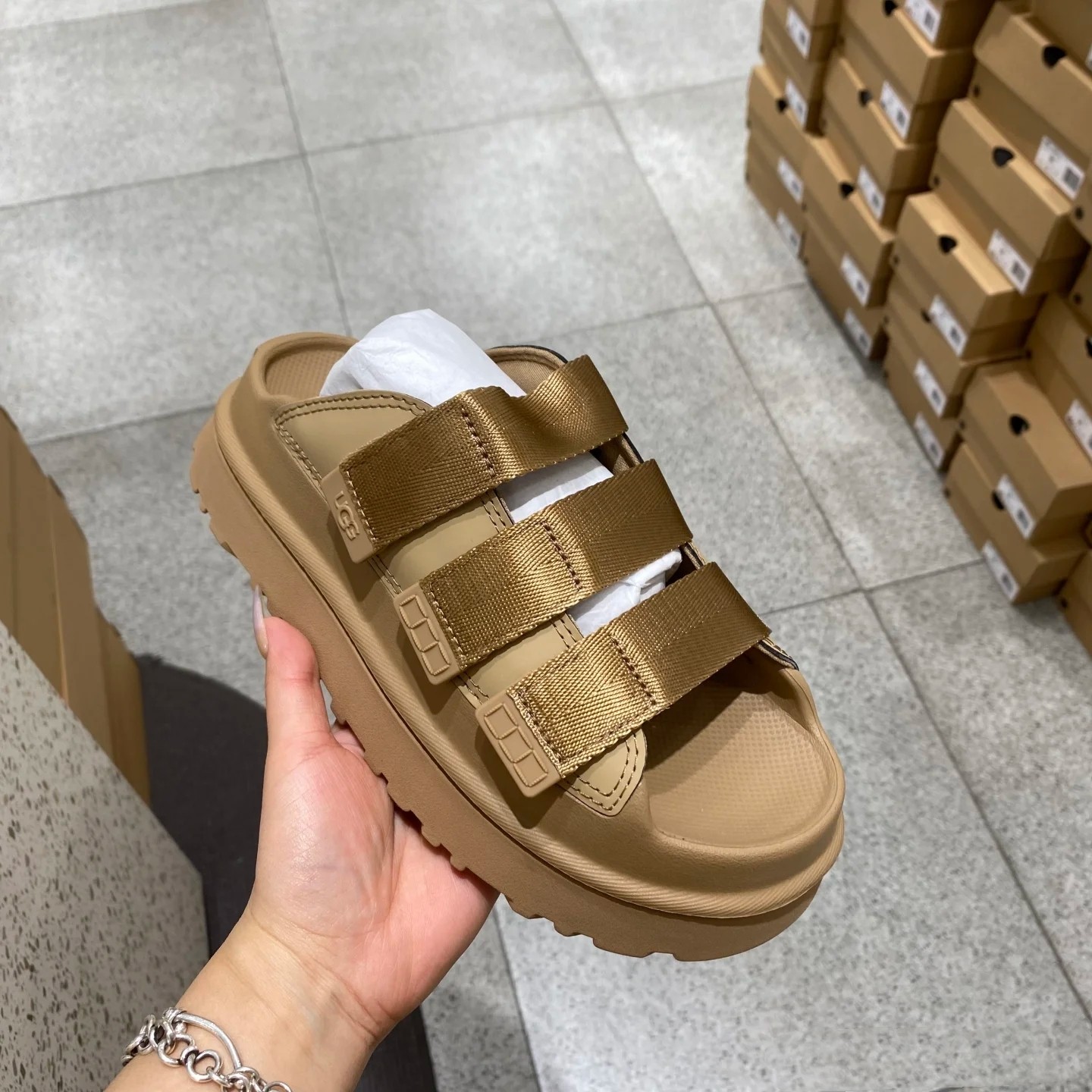 ❤️ Nuevas pantuflas doradas con velcro para padres e hijos Las pantuflas UGG Gold con velcro de verano para p…