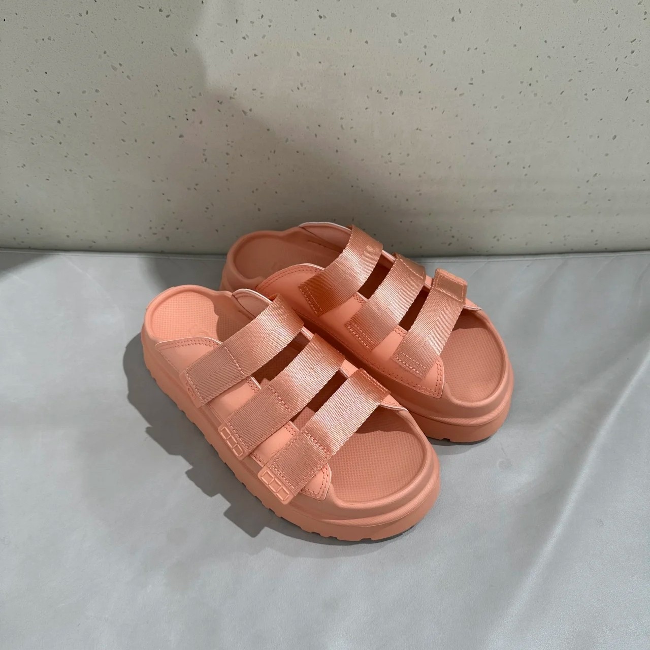 NO:245449,UGG2025 new style of gold Velcro slippers parent-child style UGG gold Velcro summer parent-child drag is cool and fashionable, the whole family is cool and cool. Summer limited style, breathable and not stuffy. Classic gold Velcro, shining in the sun, is lovely. The same style for couples, walking children and shopping is the focus!  It is not stuffy in summer. The magic belt is adjustable in size and has no sense of restraint. The EVA bottom feels super comfortable to step on shit. It is safe to play in water and go shopping. A cool summer starts from the soles of your feet!  Size 34-43#, slippers, slippers19860909UGG2025新款炫金魔术贴拖鞋亲子款 UGG炫金魔术贴夏季亲子拖清凉又时髦,全家一起飒 夏季限定款·透气不闷脚 经典炫金魔术贴,阳光下闪闪惹人爱 情侣同款,遛娃逛街都是焦点！ 夏季穿也不闷热 魔术带大小可调节,没有束缚感 EVA大底踩屎感超舒适 玩水逛街都安心 清凉一夏,从脚底开始！ 码数34-43#,拖鞋,slippers,Women's Shoes