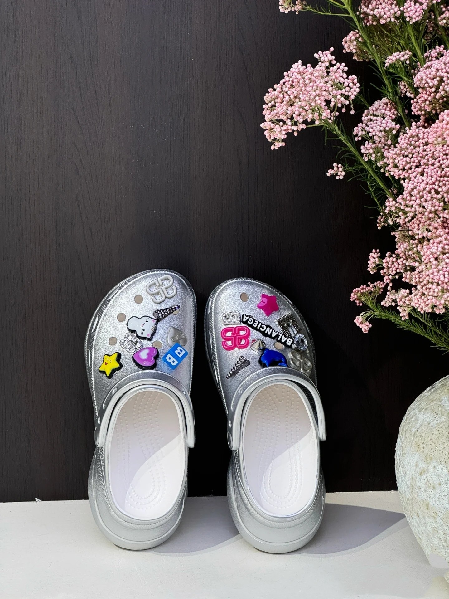 NO:283520,Real-priced Balencia couple new style, hole shoes, and crocs co-branded new style. It's so cool, wow~ comfortable and not monotonous, with super strong metal texture. Paired with the Balencia logo, it's simply doubled in luxury. Slippers can also make you look fashionable in the hot summer. Come and change your feet with these hole shoes embellished with shoe flowers!  Make your summer outfit more outstanding. The sole is 6 cm high and the foot is very lightweight. Size, 35-44 (male model is more than half size),, balenciaga, slippers19860909实价巴黎世家情侣新款,洞洞鞋,crocs联名新款 太酷了,wow～舒适又不单调,金属质感超级强,搭配巴黎世家logo,简直奢华加倍,拖鞋也能穿出时尚感炎炎夏日,快来为你的双脚换上这款鞋花点缀的洞洞鞋吧！让你的夏日穿搭更加出彩 鞋底高度6公分,上脚特别轻便 尺码,35-44（男款偏大半码）,,balenciaga,slippers,Men's shoes