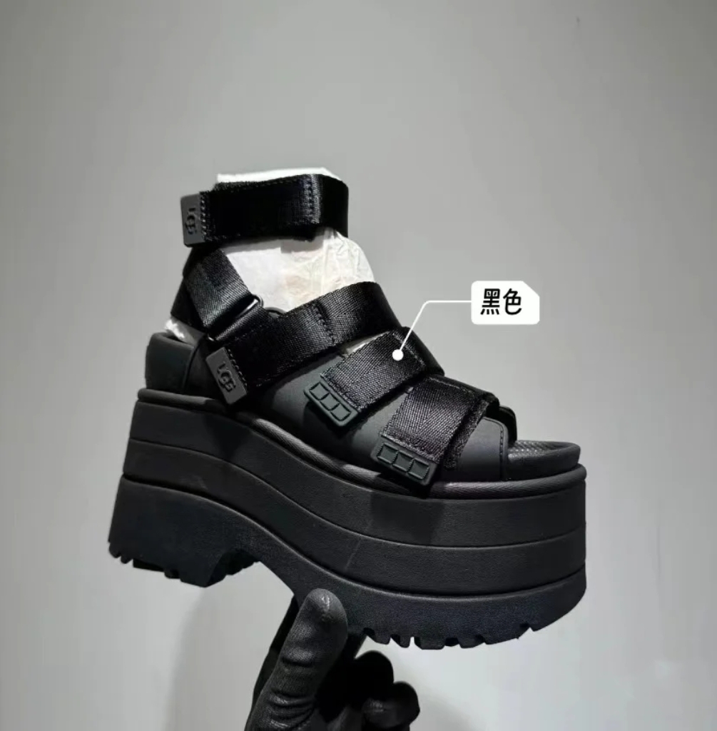 NO:874510,UGG Bae Joo Hyun's same style-sandals are online. Hot girl's mille-feather sandals. One pair of shoes to wear three sets of street-breaking LOOK! Long straps tied at the ankle + matching piece. Jeans with sweet and cool style. Short straps tied with heels + matched. Suspender skirt is purely lustful. No straps. Turn into slippers + slippers to step on the festival. Overalls make the appearance of dragging girls to increase height. 11.5cm + Strap Slim Feet丨Small man becomes taller in seconds TPU material, sugar cane EVA outsole, light and comfortable on the foot Adjustable ankle strap, adjustable heel strap, Velcro buckle Size 35-41#, sandals, sandals, slippers, skirts, jeans19860909UGG裴珠泫同款-凉鞋上线辣妹千层底凉鞋 一双鞋穿出三套炸街 LOOK! 长绑带 系脚踝＋搭 片 牛仔裤甜酷风 短绑带 系后跟＋配 养 吊带裙纯欲杀 无绑带 变拖鞋＋拖鞋踩節 工装裤拽姐登场 增高 11.5cm＋绑带瘦脚丨小个子秒变大长腿 TPU材质,甘蔗eva大底,上脚轻便舒适 可调节脚踝束带,可调节后跟束带,魔术贴搭扣 码数35-41#,凉鞋,sandals,slippers,skirts,jeans,Women's Shoes