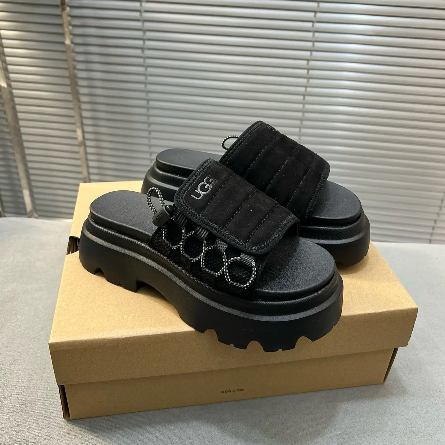 NO:409127,UGG Summer New Carly Slippers Sweet and Cool Ceilings!  Full of hot girl!  Sweet and cool ceiling!  Full of hot girl!  Elastic rope decoration, a must-have for fashionable fines. Black and green colors. Thick-soled details. Instep broadband drawstring elastic design. Goatskin upper. Mesh lining. Breathable and non-sultry. Size 35-40. Slippers. Slippers. Sheepskin.19860909UGG夏季新款卡莉拖鞋 甜酷天花板！辣妹感十足！ 甜酷天花板！辣妹感十足！ 弹力绳装饰,时髦精必备 黑色绿色两款颜色 厚底细节 脚背宽带抽绳松紧设计 山羊皮鞋面 网纱里衬,透气不闷热 尺码35-40,拖鞋,slippers,sheepskin,Women's Shoes