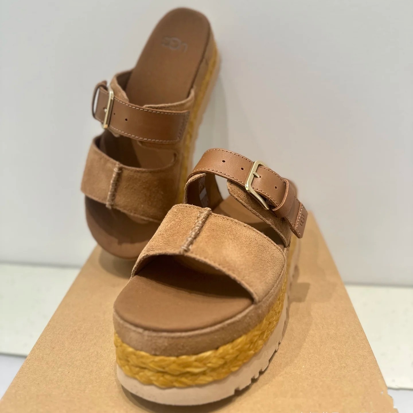 NO:409125,UGG thick-soled slippers, one-soled slippers, unique and fashionable, the upper is made of cowhide leather material, full of texture, with an open toe + half-support design, lazy and fashionable, and it is super eye-catching with jeans and small skirts!  No feet are not worn, no sweat, easy to grasp the atmosphere, 7 cm bottom, small person, long legs in seconds, increase height and make you slim, the whole pair of shoes are super light, no weight-bearing when walking, no tiredness during shopping, worth having in summer Size 35-40, slippers, slippers, skirts, jeans, cowhide19860909UGG厚底拖鞋一字厚底拖鞋,个性时尚百搭,鞋面采用头层牛皮材质,质感十足,露趾+半托的设计,慵懒又时髦,配牛仔裤、小裙子都超吸睛！不磨脚不闷汗,轻松拿捏氛围感, 7公分的底,小个子福音,秒变大长腿 增高显瘦,整双鞋超轻,走路无负重感 逛街一整天都不累,夏天值得拥有 尺码35-40,拖鞋,slippers,skirts,jeans,cowhide,Women's Shoes