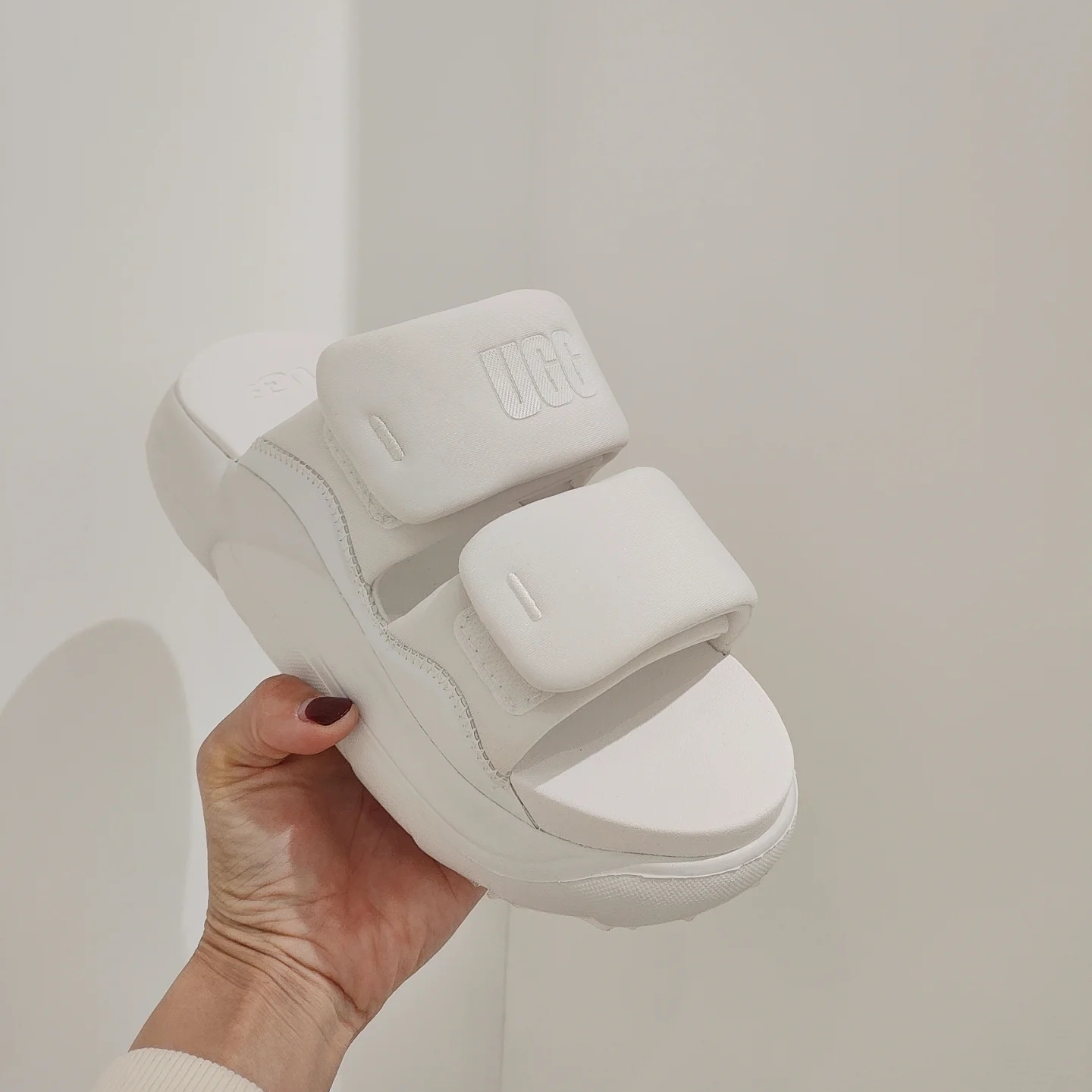 NO:392632,UGG 25 summer new cloud thick-soled slippers!  The feeling of stomping on the shit makes you look beautiful when you go out. 5㎝ Thick sole height increases and lengthens the legs, trousers and short skirts are easy to grasp, the best choice for summer outfits. The outsole adopts EVA foam sole size 35-40 (size is small, card size is large), slippers, slippers, skirts19860909UGG 25夏季新品云朵厚底拖鞋！的踩屎感,让你踩在之上出门穿它美翻了 5㎝厚底高增高拉长腿部线条,长裤,短裙轻松拿捏,夏天穿搭的不二之选 大底采用EVA发泡底 尺码35-40（尺码偏小 卡码拍大）,拖鞋,slippers,skirts,Women's Shoes