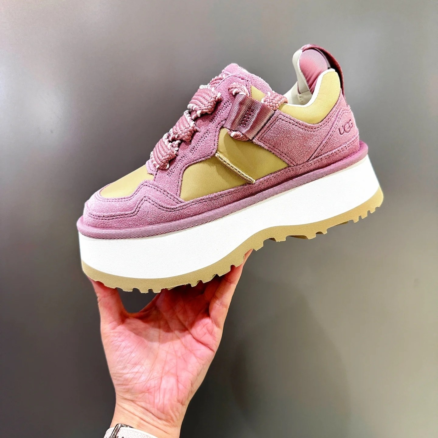 NO:497440,UGG 2025 Mer Casual, Spring and Autumn new styles are coming, the combination of ribbon + woven shoelaces is like installing a 'style switch' for shoes. If you want to go the sweet girl route, tie a ribbon bow, and the gentle atmosphere is full; if you want to switch to cool mode, change to woven shoelaces, and instantly grasp the street feeling. The two types of shoelaces are free to switch, and a pair of shoes can wear N styles. The thick sole hides the 'high-profile code' and the thick sole design is simply a small dish!  Increased height by 5cm thick sole so light like walking on cotton, walking with wind, instantly turning 170 fur splicing and high-end feel full~ Size 35-41, fur shoes, snow boots, boots19860909UGG 2025梅尔休闲,春秋新款来袭,丝带+编织鞋带的组合, 像给鞋子装了「风格开关」 想走甜妹路线, 系上丝带蝴蝶结,温柔氛围感拉满； 想切换酷飒模式,换上编织鞋带, 街头感瞬间拿捏.两种鞋带自由切换, 一双鞋能穿出 N 种风格 厚底藏着“显高密码” 厚底设计简直是小个子天菜！ 增高5cm厚底轻到像踩棉花,走路带风还秒变170翻毛皮拼接高级感拉满～ 尺码35-41,毛毛鞋雪地靴,boots,Women's Shoes