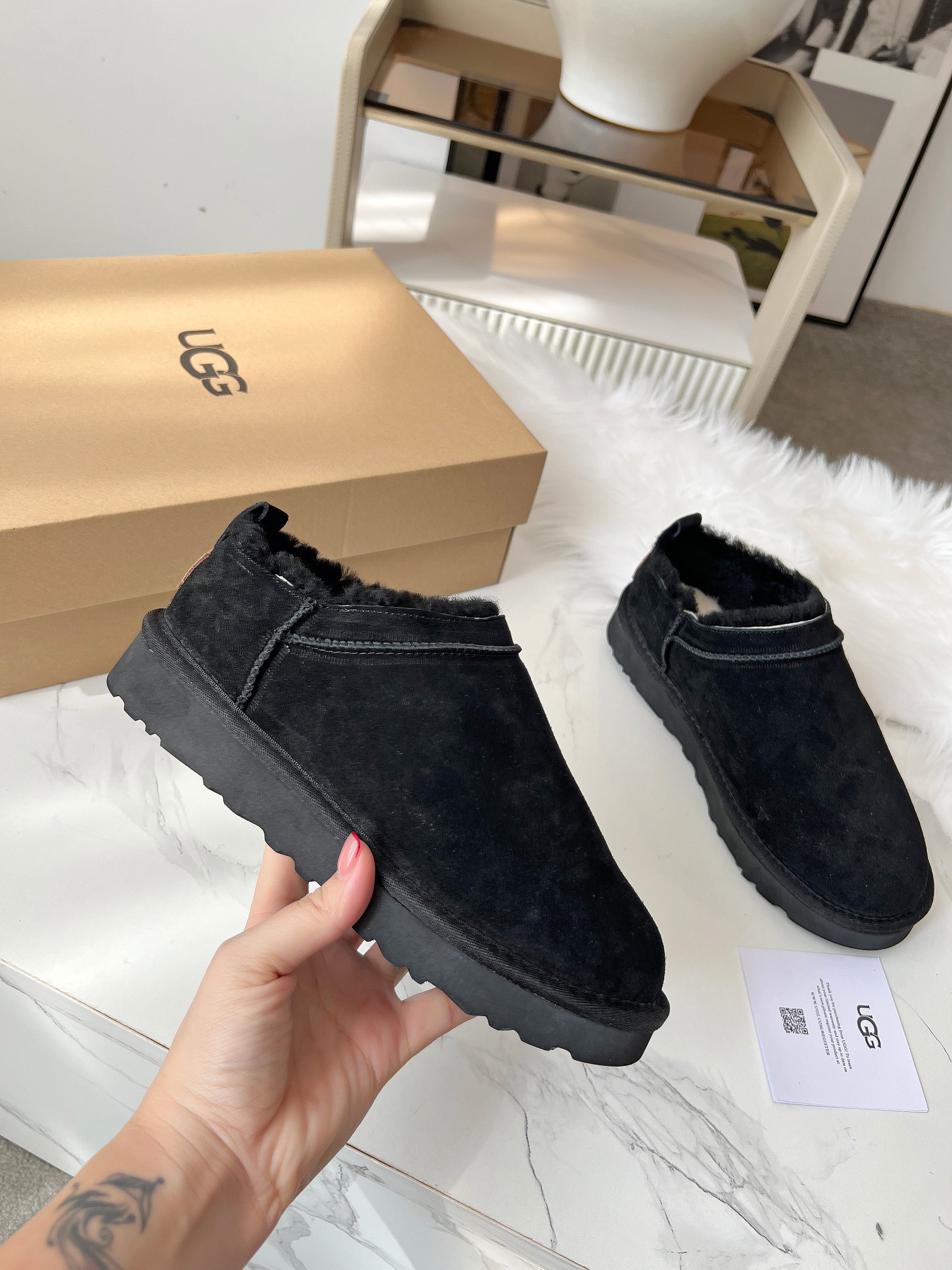 NO:477469,UGG2025 winter new model, Classic Micro is a low-top version of classic short boots, with a simple appearance and very comfortable to wear. The upper is real suede, with a soft sheepskin lined, which can adjust the temperature, and is suitable for wearing socks or not. The light sugar cane EVA outsole makes walking as easy as wearing slippers. Features waterproof or water-resistant suede, rear pull tab, easy to put on and take off Sheepskin lining and insole Light and wear-resistant EVA outsole Recycled polyester edging Size 35-42#, semi-dragged fur shoes, boots, slippers, sheepskin, chamois leather, socks19860909UGG2025冬季新款,Classic Micro 是经典短靴的低帮版,外观简洁,穿着非常舒服. 鞋面是真麂皮,内衬柔软羊皮,可以调节温度,穿袜子或不穿都合适.轻盈的甘蔗EVA外底,走路像穿拖鞋一样轻松. 特点防水或防泼水麂皮 后拉袢,方便穿脱 羊皮内衬和鞋垫 轻盈耐磨的EVA外底 再生聚酯纤维包边 码数35-42#,半拖毛毛鞋,boots,slippers,sheepskin,chamois leather,socks,Women's Shoes