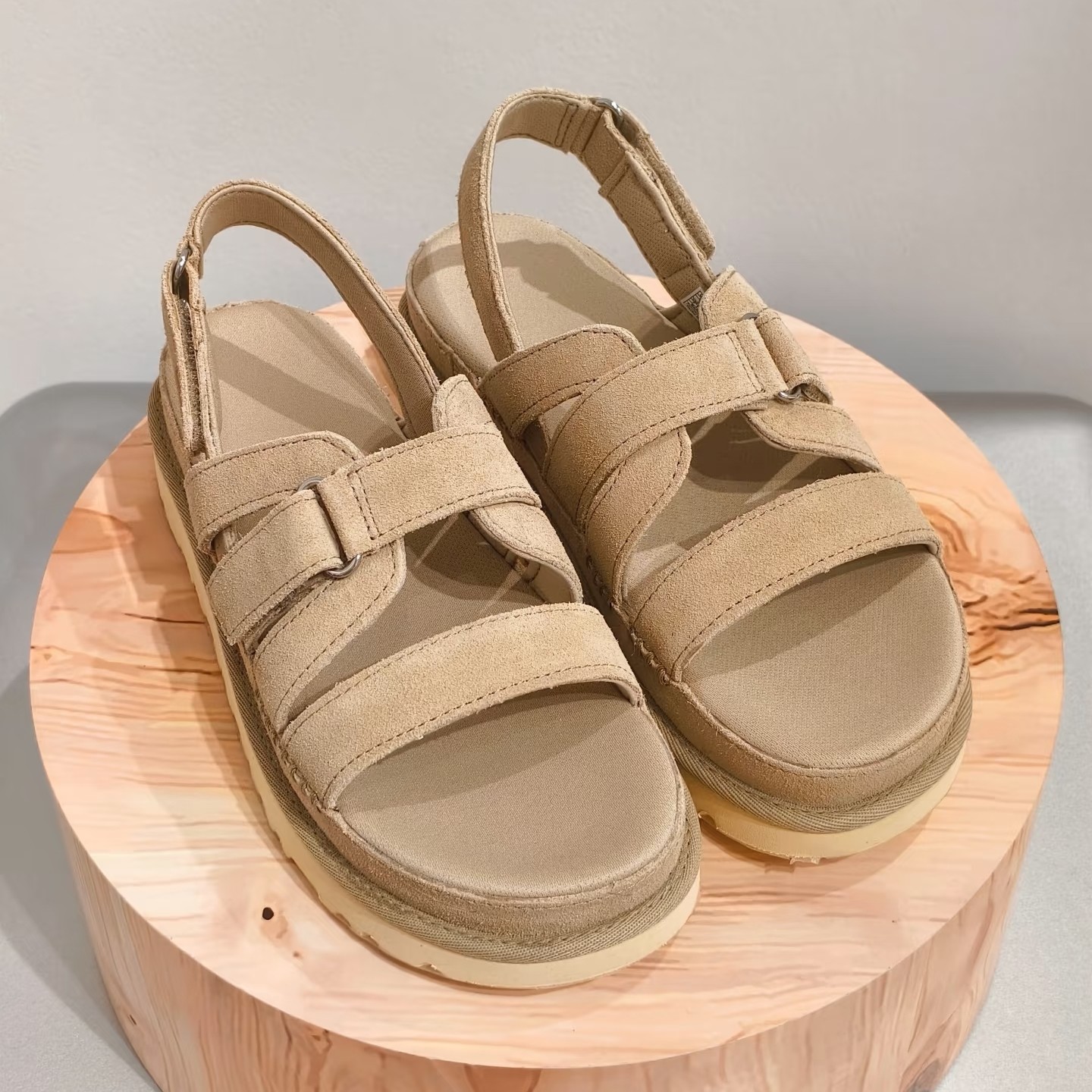 NO:874489,UGG spring and summer sandals Venus Grimm sandals are available in three earthy colors to demonstrate comfort and elegance. The velvet feel of the suede wraps the feet, as if they are gently supported by clouds. The microfiber lining is breathable and skin-friendly, and the mint-based insoles keep you dry in summer. The adjustable Velcro allows every step to fit comfortably, and the thick EVA outsole hides the hidden heightening secrets, making walking light and burden-free. There is no need to deliberately follow the trend, wear comfort as a daily high-end  Feeling is the most touching gesture in summer. Breaking the classic shoe shape and incorporating a more fitting instep design. Equipped with a thick sole design to make the outfit more fashionable and trendy. The Velcro straps are freely adjustable to suit different foot types. Size: 35-40#, sandals, sandals19860909UGG春夏凉鞋金星格里姆凉鞋以三种大地色系,演绎舒适与优雅. 翻毛皮的绒感包裹双脚,像被云朵轻轻托住,超细纤维内里透气亲肤,薄荷基鞋垫让夏日也能保持干爽；可调节魔术贴让每一步都贴合自在,厚底EVA外底藏着隐形增高的小心机,行走间轻盈无负担. 不必刻意追赶潮流,把舒适穿成日常的高级 感,才是夏日最动人的姿态. 打破经典鞋型 融入更贴合的脚背的设计 搭载厚底设计 穿搭更时尚潮流 魔术贴束带自由调节,适配不同脚型 码数:35-40#,凉鞋,sandals,Women's Shoes