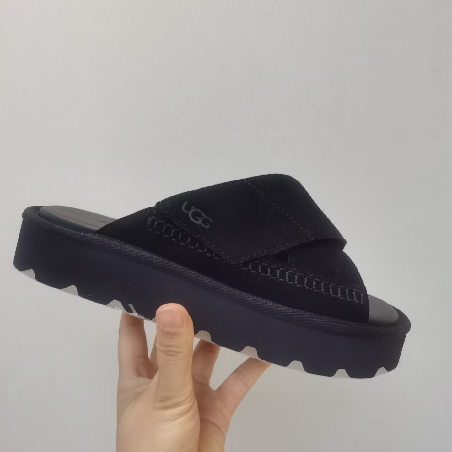 NO:874521,Classic UGG slippers, Velcro is adjustable, suitable for various foot types, classic color matching, a must-have for summer, lazy and fashionable Venus sandals, cross-strap thick-soled design, you will not be tired even if you walk all day long, the elasticity can be adjusted freely, perfect fit for fat or thin feet, the suede material comes with a retro filter, and has a taste for time. The texture of the suede upper, the comfort of the EVA outsole, and the thoughtful design of the adjustable straps. Understand the material, and better understand your travel needs.  Size 35-40#, half drag, sandals, slippers, chamois leather19860909UGG款经典款拖鞋 魔术贴可调节 适配各种脚型 经典配色 夏季必备的懒人时髦金星凉鞋,交叉绑带厚底设计暴走一天都不累,可自由调节松紧,脚胖脚瘦都能完美贴合,麂皮材质自带复古滤镜,越穿越有味道 翻毛鞋面的质感,EVA外底的舒适,还有可调节绑带的贴心设计 懂材质,更懂你的出行需求 码数35-40#,半拖,sandals,slippers,chamois leather,Women's Shoes
