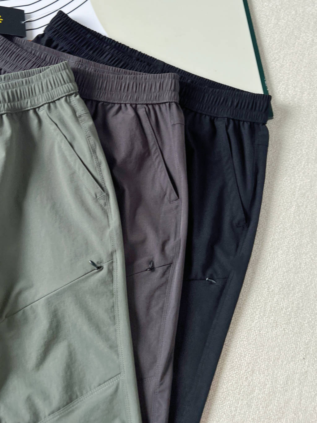 供货价:80💰『常熟热销篇章』顶级贸易货,工厂1:1定制,原包装+原吊牌
KAILAS凯乐石秋季新款上市啦!🔥🔥🔥
今天给大家推荐一条休闲运动兼具的户外机能裤!户外功能性满满!轻量化,透气,防水,抗撕拉,四面弹力,上身真心舒服!
面料采用锦纶和氨纶混纺面料,高弹面料,活动自如,久坐不皱,质感非常好!腰部是加宽松紧带内置抽绳设计,穿着舒适方便穿脱调节无束缚感,能妥妥满足户外休闲运动需求的!
双侧斜插式口袋,方便日常的置物,稳妥存放小物件!
宽松版型,不挑身材,随意搭配都很酷,日常休闲或者户外活动时都能轻松驾驭‼️
颜色: 果绿色 灰色 黑色
尺码M 到4xl