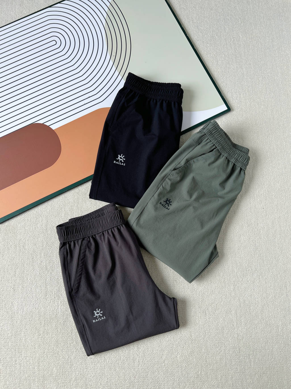 供货价:80💰『常熟热销篇章』顶级贸易货,工厂1:1定制,原包装+原吊牌
KAILAS凯乐石秋季新款上市啦!🔥🔥🔥
今天给大家推荐一条休闲运动兼具的户外机能裤!户外功能性满满!轻量化,透气,防水,抗撕拉,四面弹力,上身真心舒服!
面料采用锦纶和氨纶混纺面料,高弹面料,活动自如,久坐不皱,质感非常好!腰部是加宽松紧带内置抽绳设计,穿着舒适方便穿脱调节无束缚感,能妥妥满足户外休闲运动需求的!
双侧斜插式口袋,方便日常的置物,稳妥存放小物件!
宽松版型,不挑身材,随意搭配都很酷,日常休闲或者户外活动时都能轻松驾驭‼️
颜色: 果绿色 灰色 黑色
尺码M 到4xl