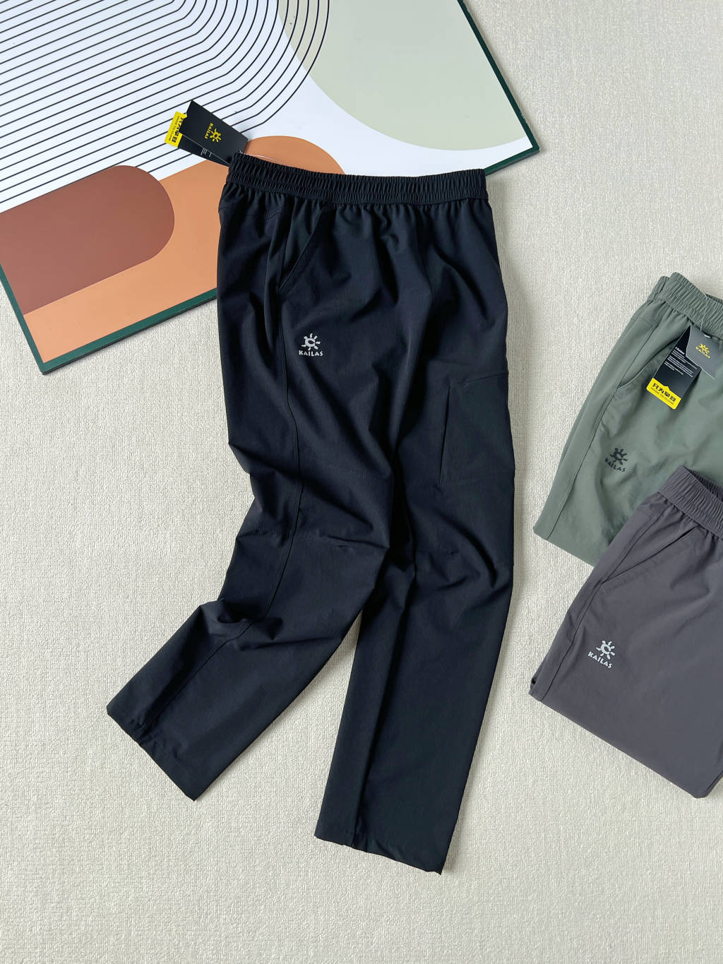 供货价:80💰『常熟热销篇章』顶级贸易货,工厂1:1定制,原包装+原吊牌
KAILAS凯乐石秋季新款上市啦!🔥🔥🔥
今天给大家推荐一条休闲运动兼具的户外机能裤!户外功能性满满!轻量化,透气,防水,抗撕拉,四面弹力,上身真心舒服!
面料采用锦纶和氨纶混纺面料,高弹面料,活动自如,久坐不皱,质感非常好!腰部是加宽松紧带内置抽绳设计,穿着舒适方便穿脱调节无束缚感,能妥妥满足户外休闲运动需求的!
双侧斜插式口袋,方便日常的置物,稳妥存放小物件!
宽松版型,不挑身材,随意搭配都很酷,日常休闲或者户外活动时都能轻松驾驭‼️
颜色: 果绿色 灰色 黑色
尺码M 到4xl