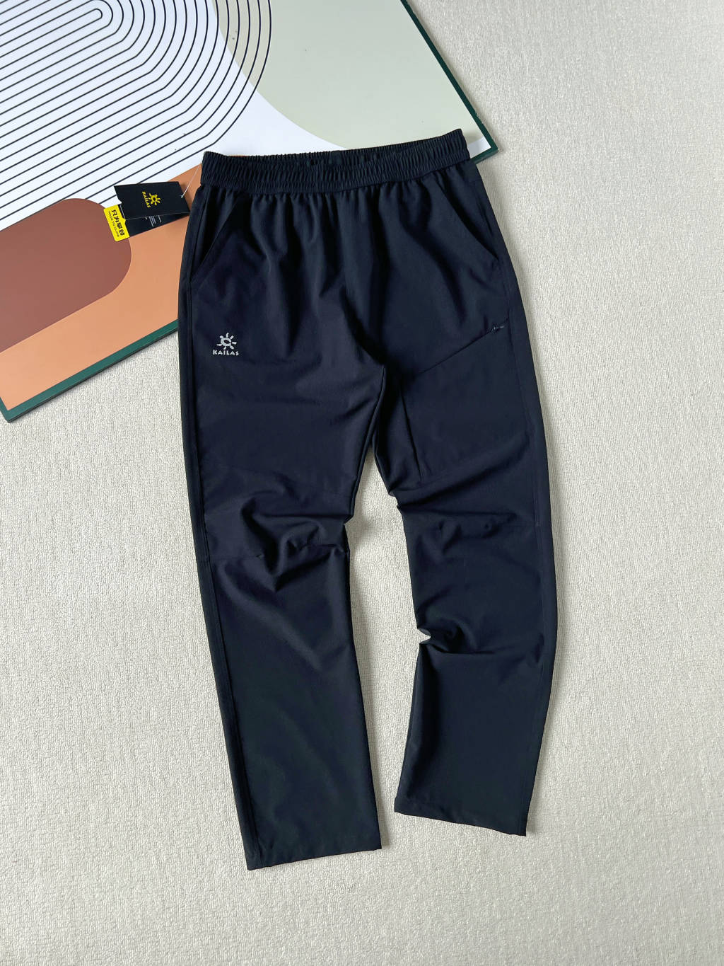 供货价:80💰『常熟热销篇章』顶级贸易货,工厂1:1定制,原包装+原吊牌
KAILAS凯乐石秋季新款上市啦!🔥🔥🔥
今天给大家推荐一条休闲运动兼具的户外机能裤!户外功能性满满!轻量化,透气,防水,抗撕拉,四面弹力,上身真心舒服!
面料采用锦纶和氨纶混纺面料,高弹面料,活动自如,久坐不皱,质感非常好!腰部是加宽松紧带内置抽绳设计,穿着舒适方便穿脱调节无束缚感,能妥妥满足户外休闲运动需求的!
双侧斜插式口袋,方便日常的置物,稳妥存放小物件!
宽松版型,不挑身材,随意搭配都很酷,日常休闲或者户外活动时都能轻松驾驭‼️
颜色: 果绿色 灰色 黑色
尺码M 到4xl