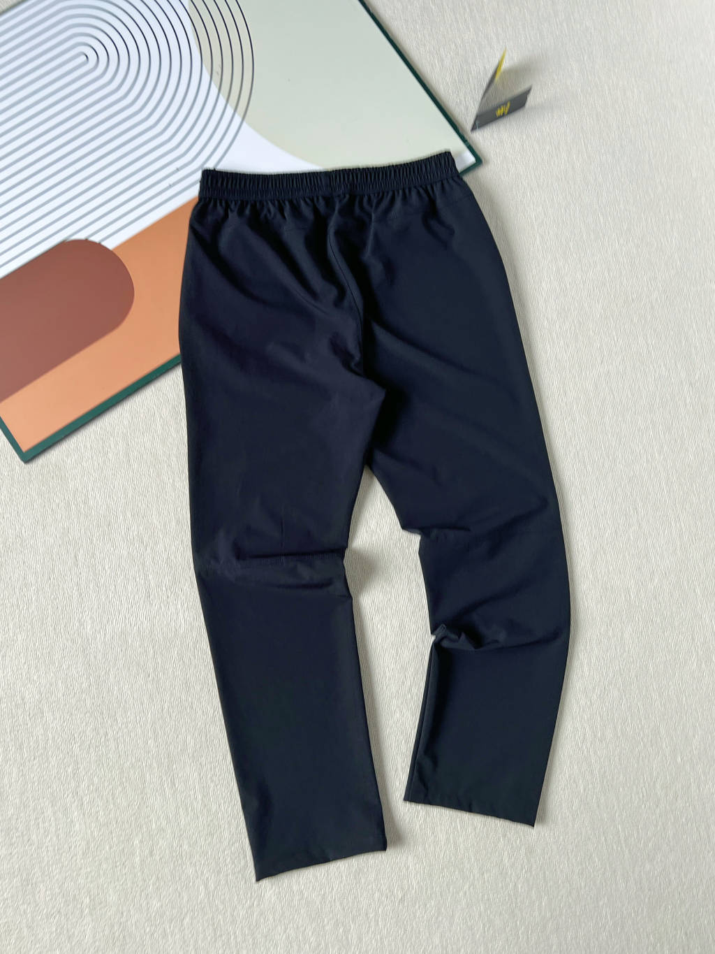 供货价:80💰『常熟热销篇章』顶级贸易货,工厂1:1定制,原包装+原吊牌
KAILAS凯乐石秋季新款上市啦!🔥🔥🔥
今天给大家推荐一条休闲运动兼具的户外机能裤!户外功能性满满!轻量化,透气,防水,抗撕拉,四面弹力,上身真心舒服!
面料采用锦纶和氨纶混纺面料,高弹面料,活动自如,久坐不皱,质感非常好!腰部是加宽松紧带内置抽绳设计,穿着舒适方便穿脱调节无束缚感,能妥妥满足户外休闲运动需求的!
双侧斜插式口袋,方便日常的置物,稳妥存放小物件!
宽松版型,不挑身材,随意搭配都很酷,日常休闲或者户外活动时都能轻松驾驭‼️
颜色: 果绿色 灰色 黑色
尺码M 到4xl