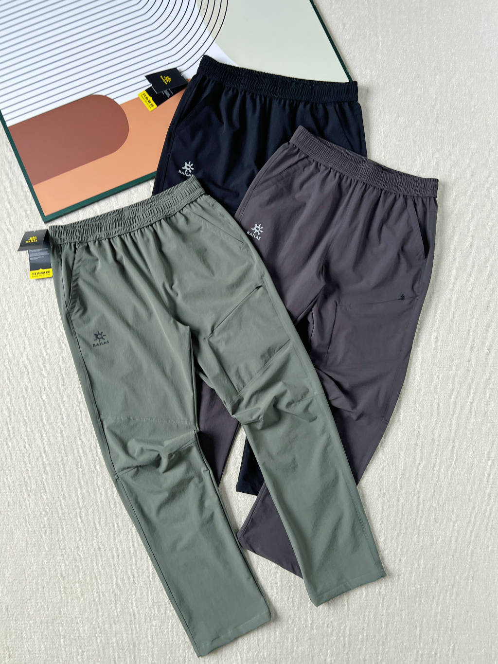 供货价:80💰『常熟热销篇章』顶级贸易货,工厂1:1定制,原包装+原吊牌
KAILAS凯乐石秋季新款上市啦!🔥🔥🔥
今天给大家推荐一条休闲运动兼具的户外机能裤!户外功能性满满!轻量化,透气,防水,抗撕拉,四面弹力,上身真心舒服!
面料采用锦纶和氨纶混纺面料,高弹面料,活动自如,久坐不皱,质感非常好!腰部是加宽松紧带内置抽绳设计,穿着舒适方便穿脱调节无束缚感,能妥妥满足户外休闲运动需求的!
双侧斜插式口袋,方便日常的置物,稳妥存放小物件!
宽松版型,不挑身材,随意搭配都很酷,日常休闲或者户外活动时都能轻松驾驭‼️
颜色: 果绿色 灰色 黑色
尺码M 到4xl