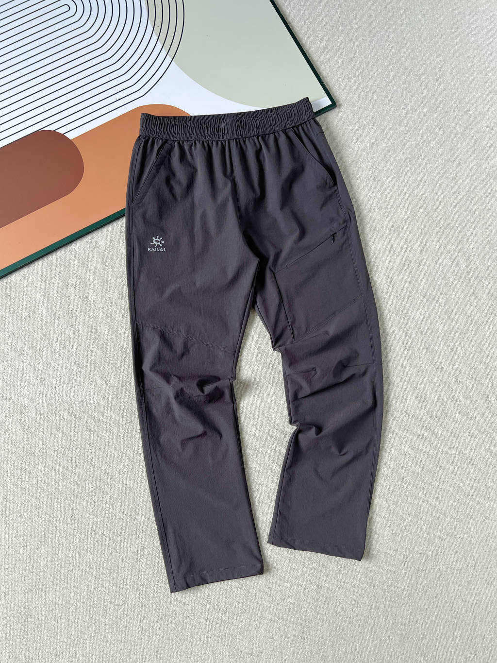 供货价:80💰『常熟热销篇章』顶级贸易货,工厂1:1定制,原包装+原吊牌
KAILAS凯乐石秋季新款上市啦!🔥🔥🔥
今天给大家推荐一条休闲运动兼具的户外机能裤!户外功能性满满!轻量化,透气,防水,抗撕拉,四面弹力,上身真心舒服!
面料采用锦纶和氨纶混纺面料,高弹面料,活动自如,久坐不皱,质感非常好!腰部是加宽松紧带内置抽绳设计,穿着舒适方便穿脱调节无束缚感,能妥妥满足户外休闲运动需求的!
双侧斜插式口袋,方便日常的置物,稳妥存放小物件!
宽松版型,不挑身材,随意搭配都很酷,日常休闲或者户外活动时都能轻松驾驭‼️
颜色: 果绿色 灰色 黑色
尺码M 到4xl