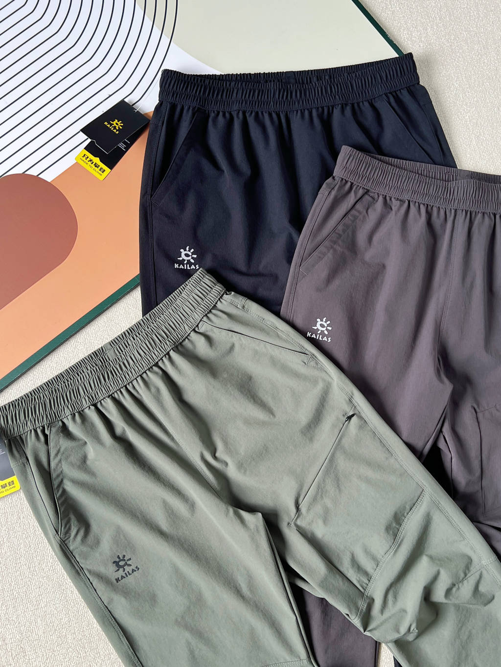 供货价:80💰『常熟热销篇章』顶级贸易货,工厂1:1定制,原包装+原吊牌
KAILAS凯乐石秋季新款上市啦!🔥🔥🔥
今天给大家推荐一条休闲运动兼具的户外机能裤!户外功能性满满!轻量化,透气,防水,抗撕拉,四面弹力,上身真心舒服!
面料采用锦纶和氨纶混纺面料,高弹面料,活动自如,久坐不皱,质感非常好!腰部是加宽松紧带内置抽绳设计,穿着舒适方便穿脱调节无束缚感,能妥妥满足户外休闲运动需求的!
双侧斜插式口袋,方便日常的置物,稳妥存放小物件!
宽松版型,不挑身材,随意搭配都很酷,日常休闲或者户外活动时都能轻松驾驭‼️
颜色: 果绿色 灰色 黑色
尺码M 到4xl