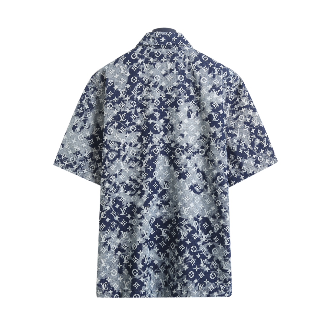 衬衫/💰120   短裤/💰100
路易威登 𝙇𝙤𝙪𝙞𝙨 𝙑𝙪𝙞𝙩𝙩𝙤𝙣 1V 25SS 扎染挂毯图案夏威夷牛仔短袖衬衫短裤套装
轻奢主义 男女日常通勤穿搭必备单品  正确版本  欢迎对比
详细特征
· 98%棉 2%弹力纤维牛仔面料
·拔染工艺➕激光烧花工艺  定位裁剪
·水洗做旧工艺
·定制原版黄铜logo饰扣  金属链条
· 裤子采用松紧收腰设计
· 内里采用切条包边工艺
· 原版主唛水洗吊牌包装
   颜色：图片色
   尺码：XS/S/M/L