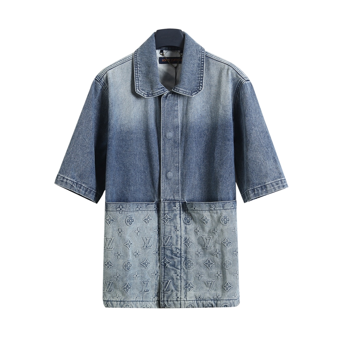 衬衫/💰140   短裤/💰120
路易威登 𝙇𝙤𝙪𝙞𝙨 𝙑𝙪𝙞𝙩𝙩𝙤𝙣 1V 25SS 3D浮雕压花蓝牛仔短袖衬衫短裤套装
轻奢主义 男女日常通勤穿搭必备单品  正确版本  欢迎对比
详细特征
· 采用7×7支精梳赛络纺纱斜纹牛仔面料
· 裁片拼接对位压花设计
· 3D特种压模Monogram 印花
· 对板开两套铝模 高温压成型后由人工对每个花型填充硅胶防止凹陷
· 前襟下暗藏刻字纽扣开合设计
· 成衣洗水工艺  采用重酵洗炒花色  喷马骝等多工艺结合
· 定制原版黄铜金属链条、五金拉链、铜扣、饰钉
· 专车全麦夹工艺
· 定制原版真皮皮标
· 原版主唛水洗吊牌包装
   颜色：图片色
   尺码：XS/S/M/L