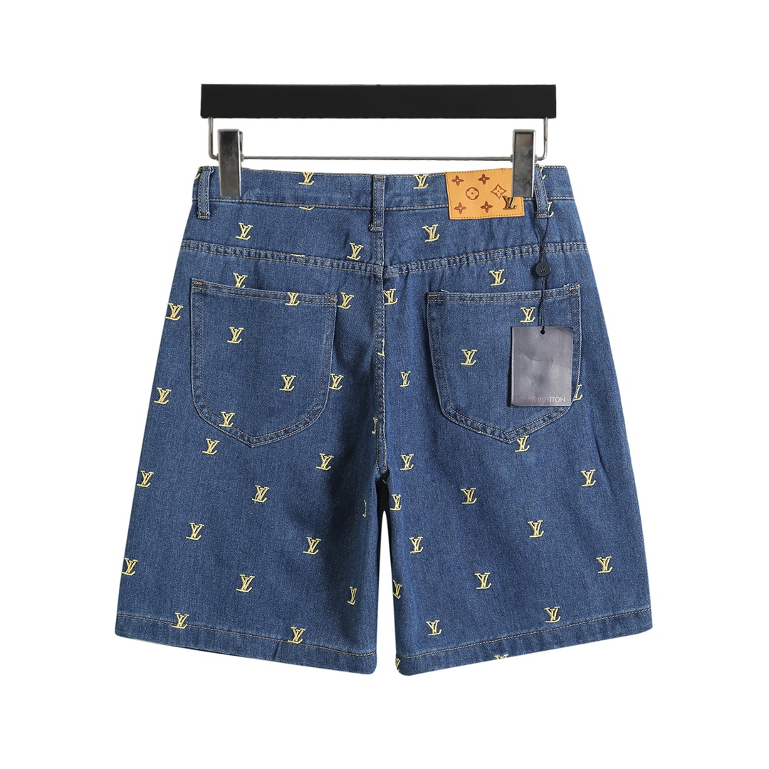 衬衫/💰140   短裤/💰110
路易威登 𝙇𝙤𝙪𝙞𝙨 𝙑𝙪𝙞𝙩𝙩𝙤𝙣 1V 25SS 金色小logo满绣牛仔短袖衬衫短裤套装
轻奢主义 男女日常通勤穿搭必备单品  正确版本  欢迎对比
详细特征
· 采用7×7支精梳赛络纺纱斜纹牛仔面料
· 德国进口绣花机匹绣工艺
· 激光定位裁剪
· 前襟采用工字扣开合设计
· 成衣洗水工艺
· 定制原版黄铜金属链条、五金拉链、铜扣、饰钉
· 专车全麦夹工艺
· 定制原版真皮皮标
· 原版主唛水洗吊牌包装
   颜色：图片色
   尺码：XS/S/M/L