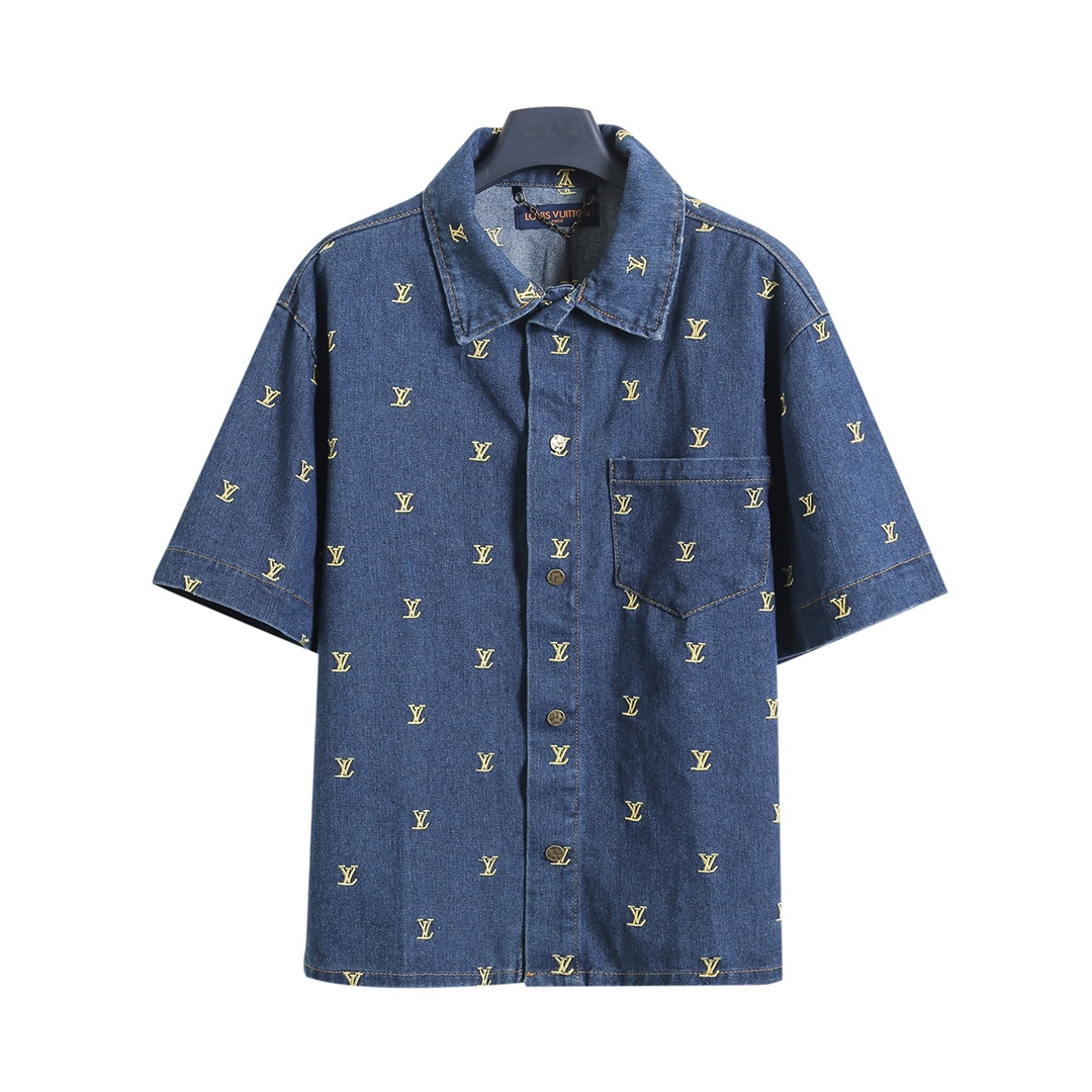 衬衫/💰140   短裤/💰110
路易威登 𝙇𝙤𝙪𝙞𝙨 𝙑𝙪𝙞𝙩𝙩𝙤𝙣 1V 25SS 金色小logo满绣牛仔短袖衬衫短裤套装
轻奢主义 男女日常通勤穿搭必备单品  正确版本  欢迎对比
详细特征
· 采用7×7支精梳赛络纺纱斜纹牛仔面料
· 德国进口绣花机匹绣工艺
· 激光定位裁剪
· 前襟采用工字扣开合设计
· 成衣洗水工艺
· 定制原版黄铜金属链条、五金拉链、铜扣、饰钉
· 专车全麦夹工艺
· 定制原版真皮皮标
· 原版主唛水洗吊牌包装
   颜色：图片色
   尺码：XS/S/M/L