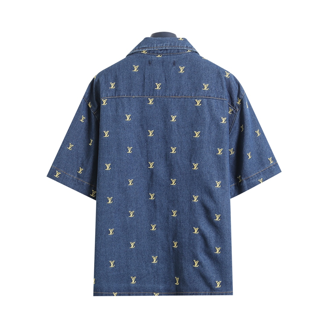 衬衫/💰140   短裤/💰110
路易威登 𝙇𝙤𝙪𝙞𝙨 𝙑𝙪𝙞𝙩𝙩𝙤𝙣 1V 25SS 金色小logo满绣牛仔短袖衬衫短裤套装
轻奢主义 男女日常通勤穿搭必备单品  正确版本  欢迎对比
详细特征
· 采用7×7支精梳赛络纺纱斜纹牛仔面料
· 德国进口绣花机匹绣工艺
· 激光定位裁剪
· 前襟采用工字扣开合设计
· 成衣洗水工艺
· 定制原版黄铜金属链条、五金拉链、铜扣、饰钉
· 专车全麦夹工艺
· 定制原版真皮皮标
· 原版主唛水洗吊牌包装
   颜色：图片色
   尺码：XS/S/M/L