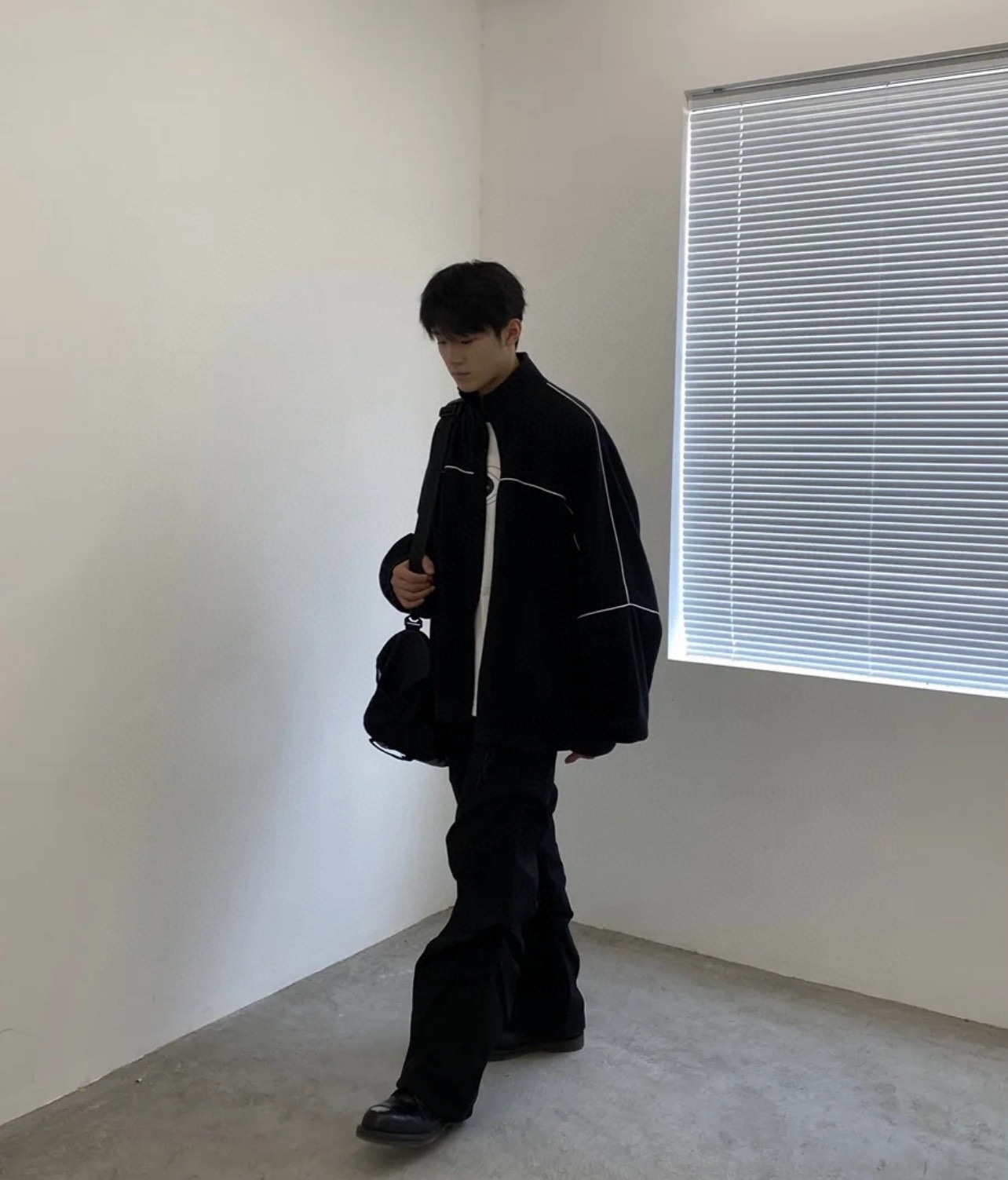 特价‼️ 💰135 库存:XS/2 M/10 L/18
巴黎世家 𝘽𝘼𝙇𝙀𝙉𝘾𝙄𝘼𝙂𝘼 BLCG 24FW 双钩刺绣白条拼接摇粒绒棉服外套
轻奢主义 男女日常通勤穿搭必备单品 正确版本 欢迎对比
详细特征
· 定制69%晴纶31%涤纶摇粒绒面料 超高克重 保暖舒适
· 内里采用同色三级聚酯鸟眼网布
· OS宽松版型设计 分段式拼接创意
· 3D立体剪裁工艺
· 侧口袋隐形拉链设计
· 田岛高速绣花机机绣镂空字母 立体饱满
· 开模定制原版五金拉链 双拉头设计
· 原版主唛水洗吊牌品牌包装
颜色:黑色
尺码:46/48/50/52